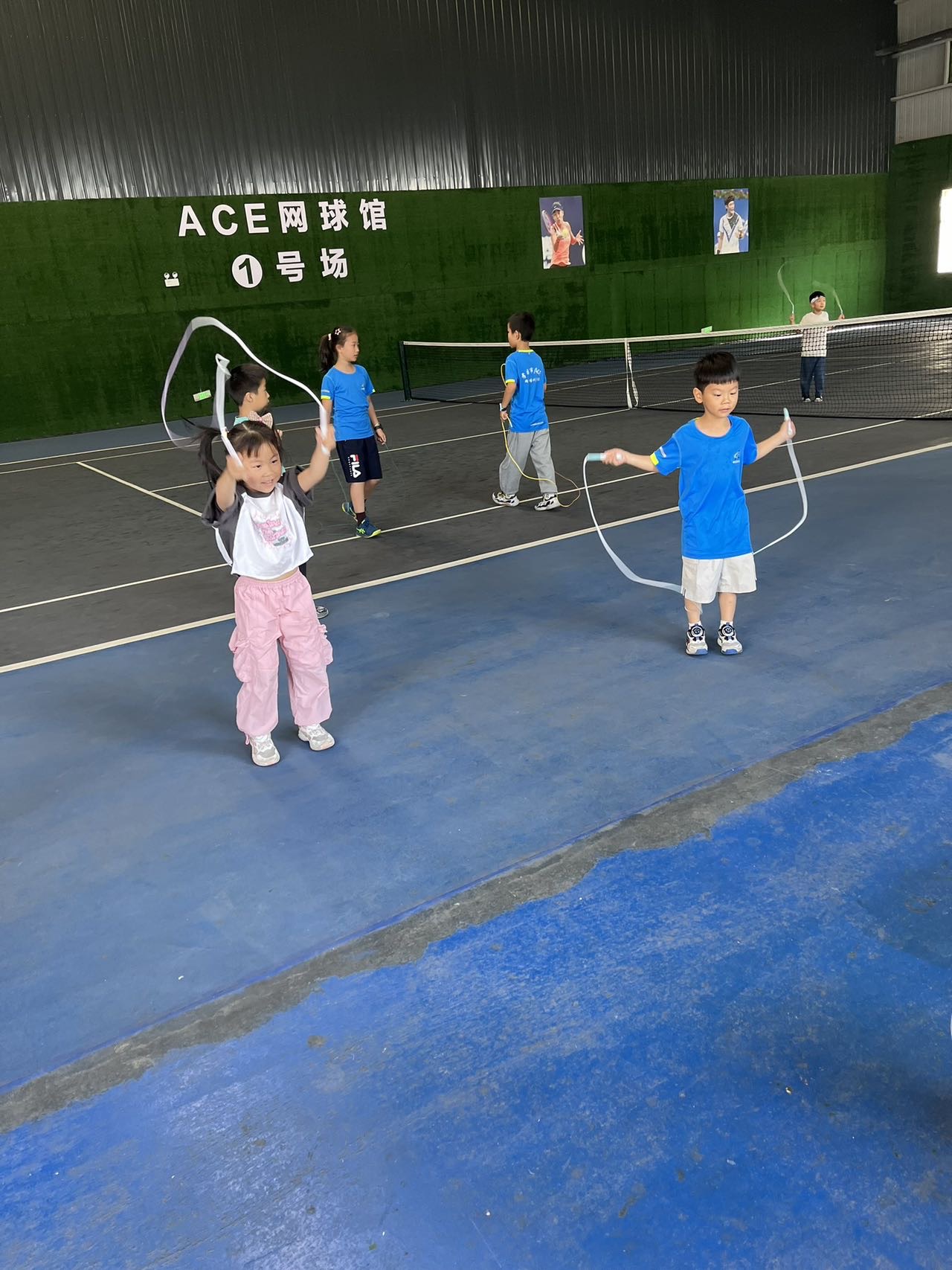 ACE网球馆位于湖北省孝感市孝南区京广大道附近,可在网球地图查看孝感市网球场订场方式。提供室内场、硬地场等场地。场馆设施包括饮料售卖、停车方便、可租拍、可拉线、发球机。参考起价100元/小时起。