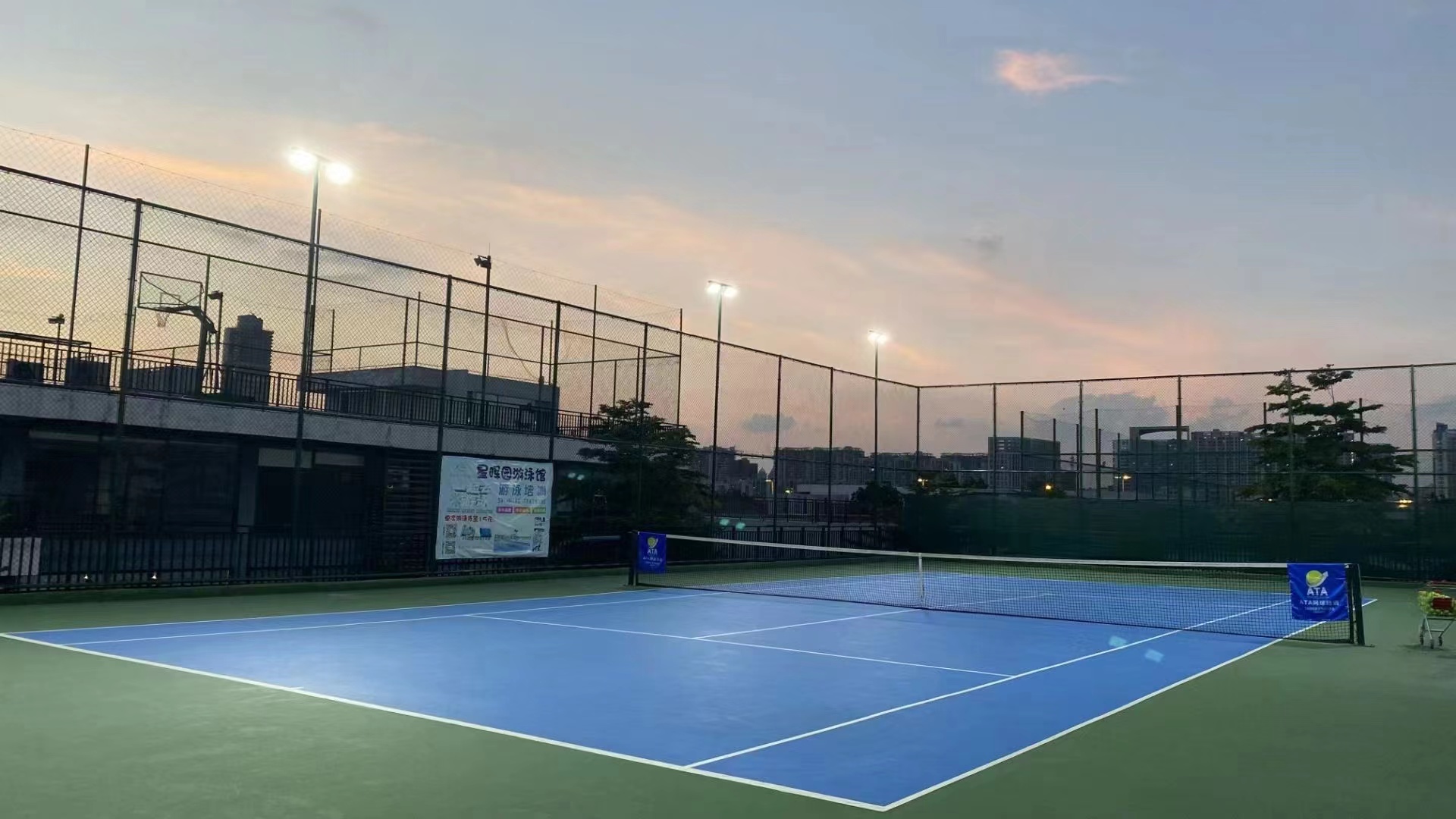 ATA网球学校创投分校网球场网球场照片3。ATA网球学校创投分校网球场位于广东省广州市海珠区广州大道南洋湾岛A区47栋4楼，可在网球地图查看广州市网球场订场方式。提供室外场、硬地场、通宵场等场地。场馆设施包括洗手间、饮料售卖、沐浴间、停车方便。参考…