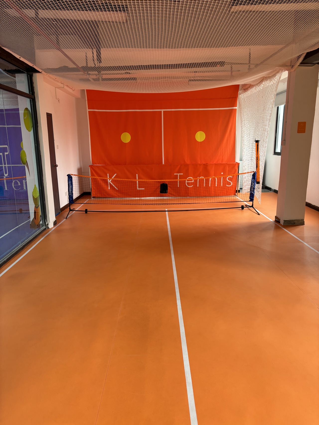 KLTennis网球练习室网球场照片3。KLTennis网球练习室位于广东省广州市海珠区龙新一路合拍空间506室，可在网球地图查看广州市网球场订场方式。提供学练馆等场地。场馆设施包括发球机、可租拍、可租球、停车方便、洗手间、饮料售卖。参考起价58元…