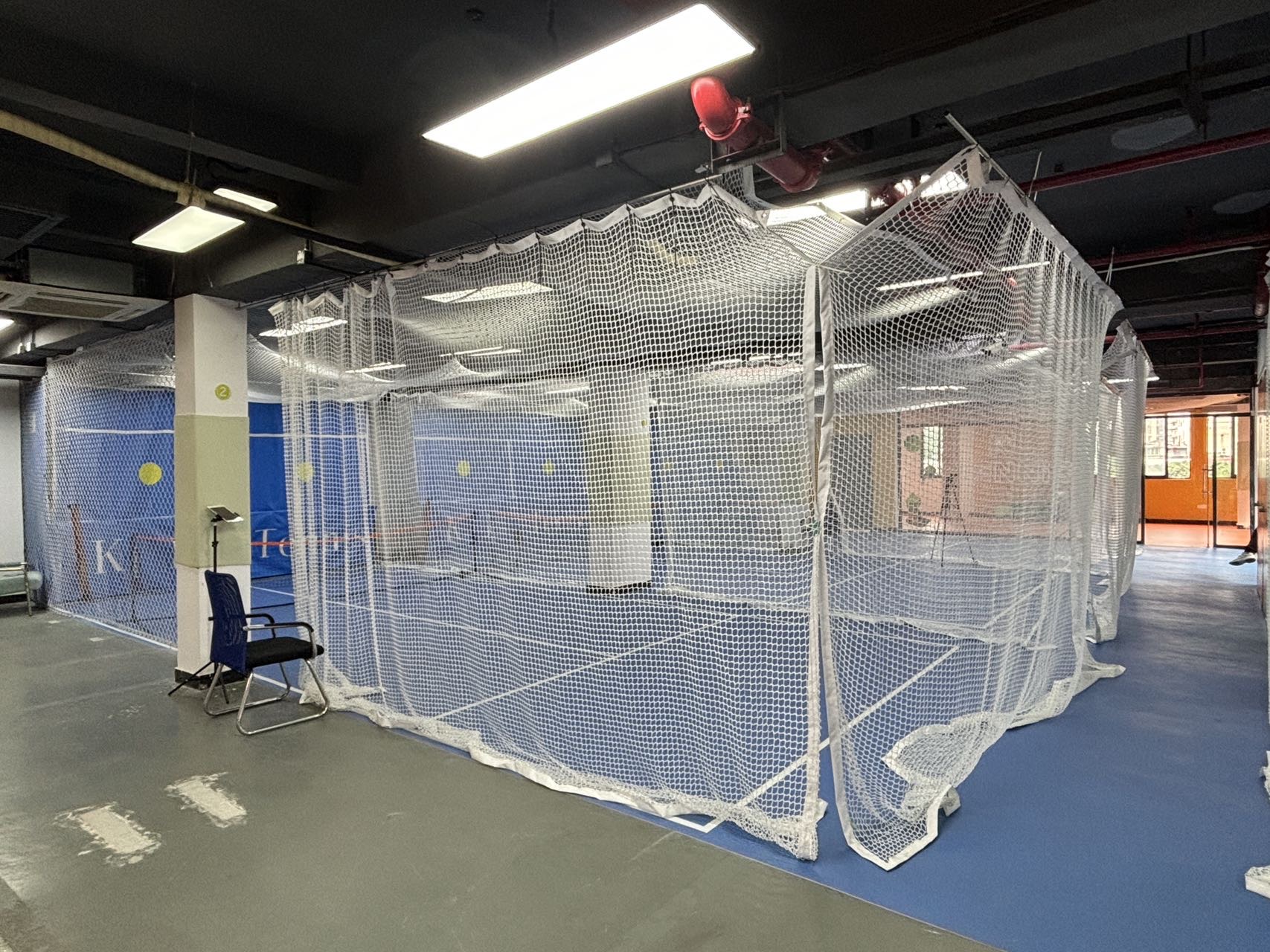 KLTennis网球练习室位于广东省广州市海珠区龙新一路合拍空间506室,可在网球地图查看广州市网球场订场方式。提供学练馆等场地。场馆设施包括发球机、可租拍、可租球、停车方便、洗手间、饮料售卖。参考起价58元/小时起。