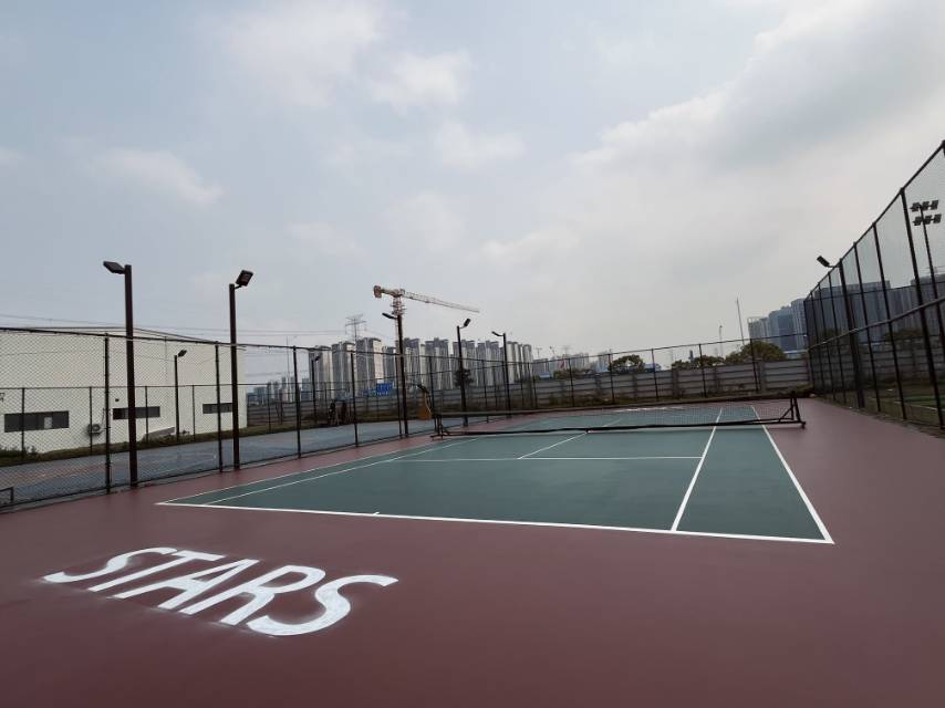 Stars新慧网球俱乐部位于广东省广州市增城区宁西街道大井头街西一巷6号,可在网球地图查看广州市网球场订场方式。提供硬地场、室外场等场地。场馆设施包括洗手间、饮料售卖、沐浴间、停车方便。参考起价60元/小时起。