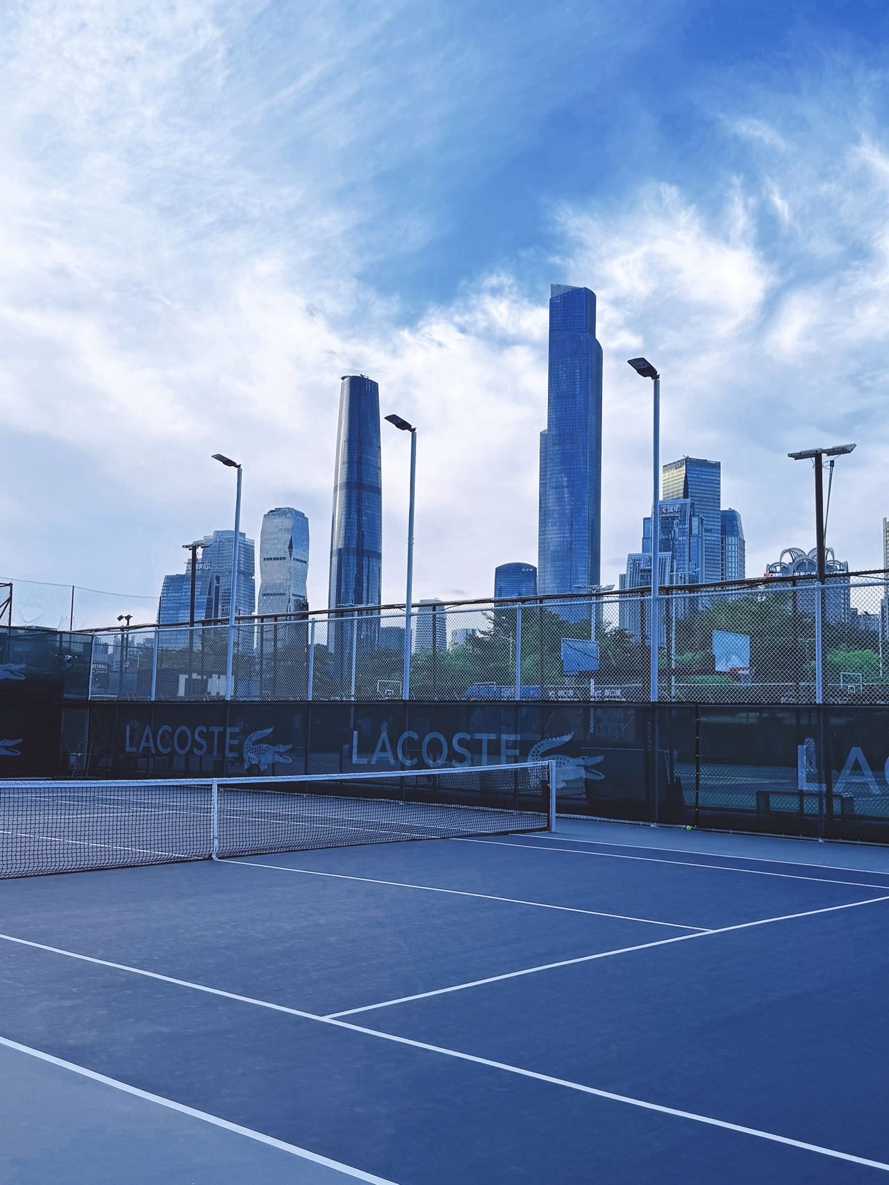 U-Tennis尤坦尼斯网球俱乐部网球场照片4。U-Tennis尤坦尼斯网球俱乐部位于广东省广州市海珠区阅江西路，可在网球地图查看广州市网球场订场方式。提供硬地场、室外场等场地。场馆设施包括洗手间、饮料售卖、停车方便、沐浴间、可租球、发球机、可租拍…