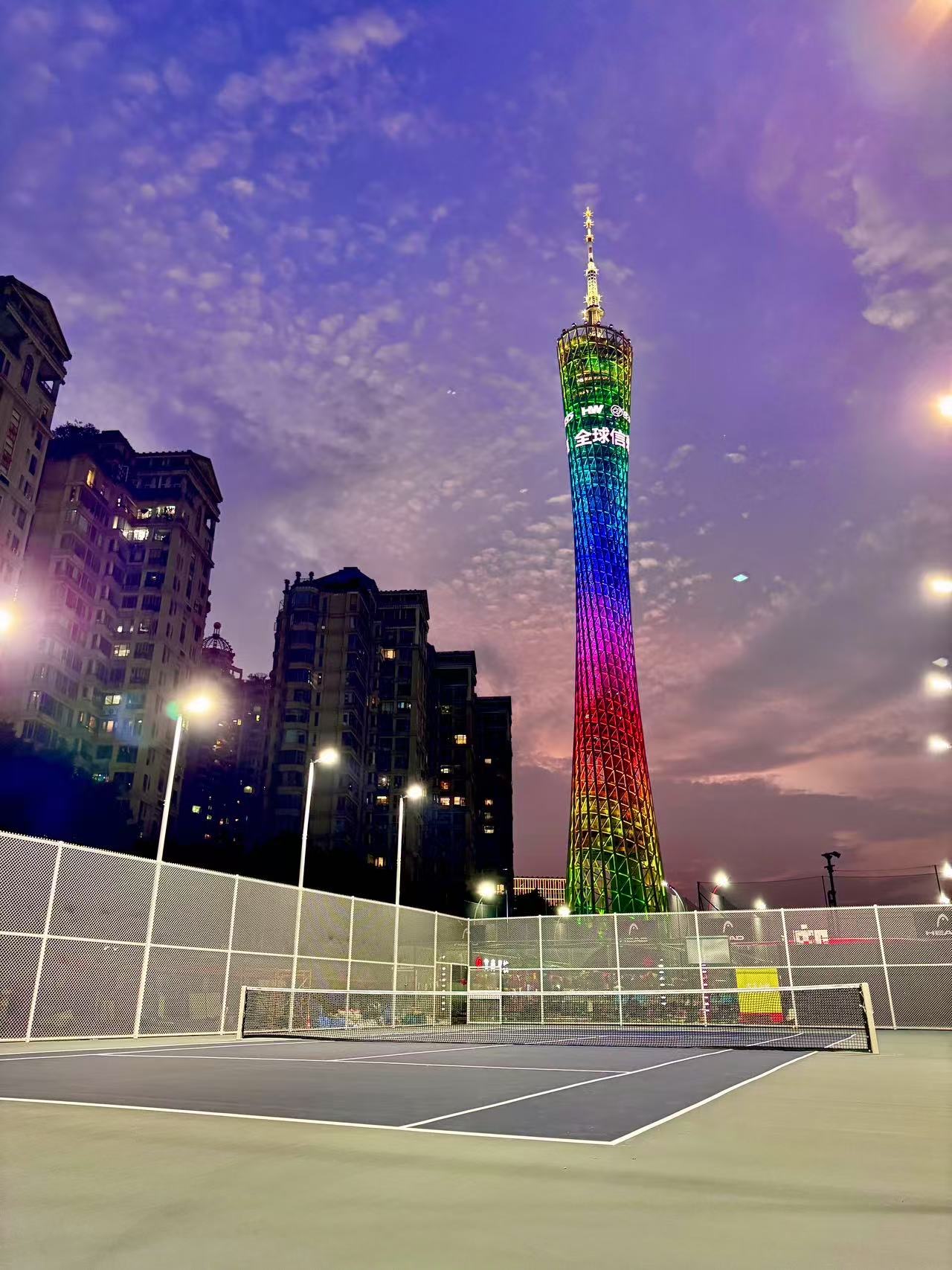 U-Tennis尤坦尼斯网球俱乐部位于广东省广州市海珠区阅江西路,可在网球地图查看广州市网球场订场方式。提供硬地场、室外场等场地。场馆设施包括洗手间、饮料售卖、停车方便、沐浴间、可租球、发球机、可租拍。参考起价100元/小时起。