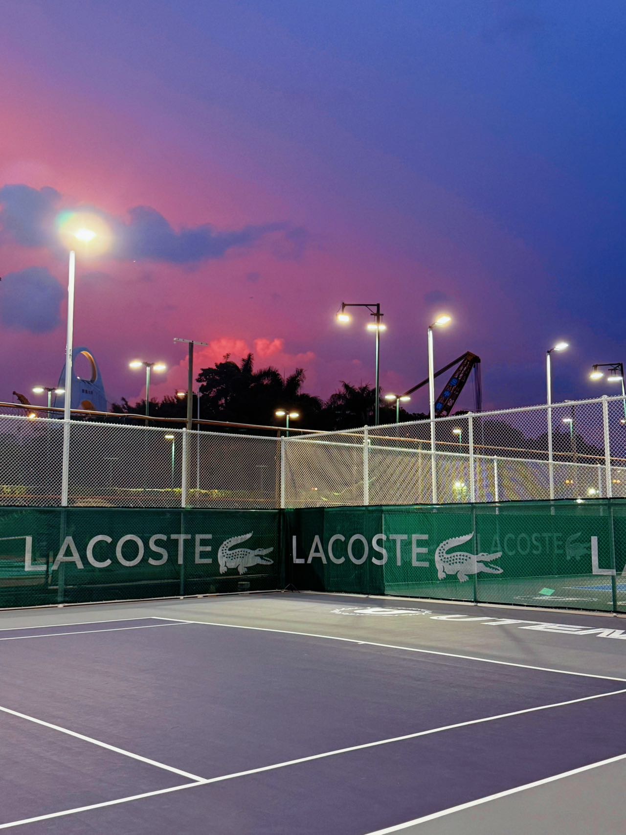 U-Tennis尤坦尼斯网球俱乐部网球场照片2。U-Tennis尤坦尼斯网球俱乐部位于广东省广州市海珠区阅江西路，可在网球地图查看广州市网球场订场方式。提供硬地场、室外场等场地。场馆设施包括洗手间、饮料售卖、停车方便、沐浴间、可租球、发球机、可租拍…