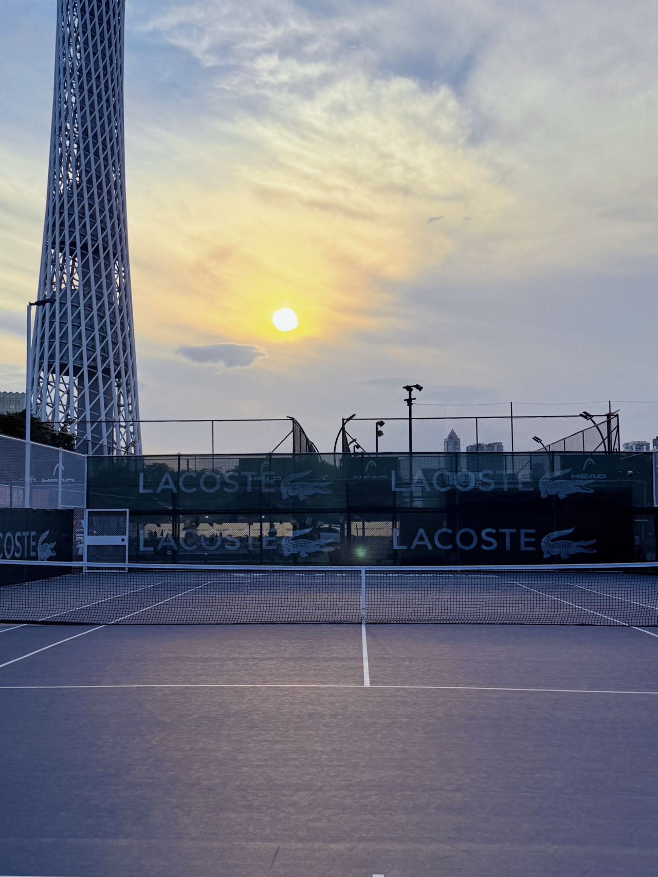U-Tennis尤坦尼斯网球俱乐部网球场照片3。U-Tennis尤坦尼斯网球俱乐部位于广东省广州市海珠区阅江西路，可在网球地图查看广州市网球 场订场方式。提供硬地场、室外场等场地。场馆设施包括洗手间、饮料售卖、停车方便、沐浴间、可租球、发球机、可租拍…