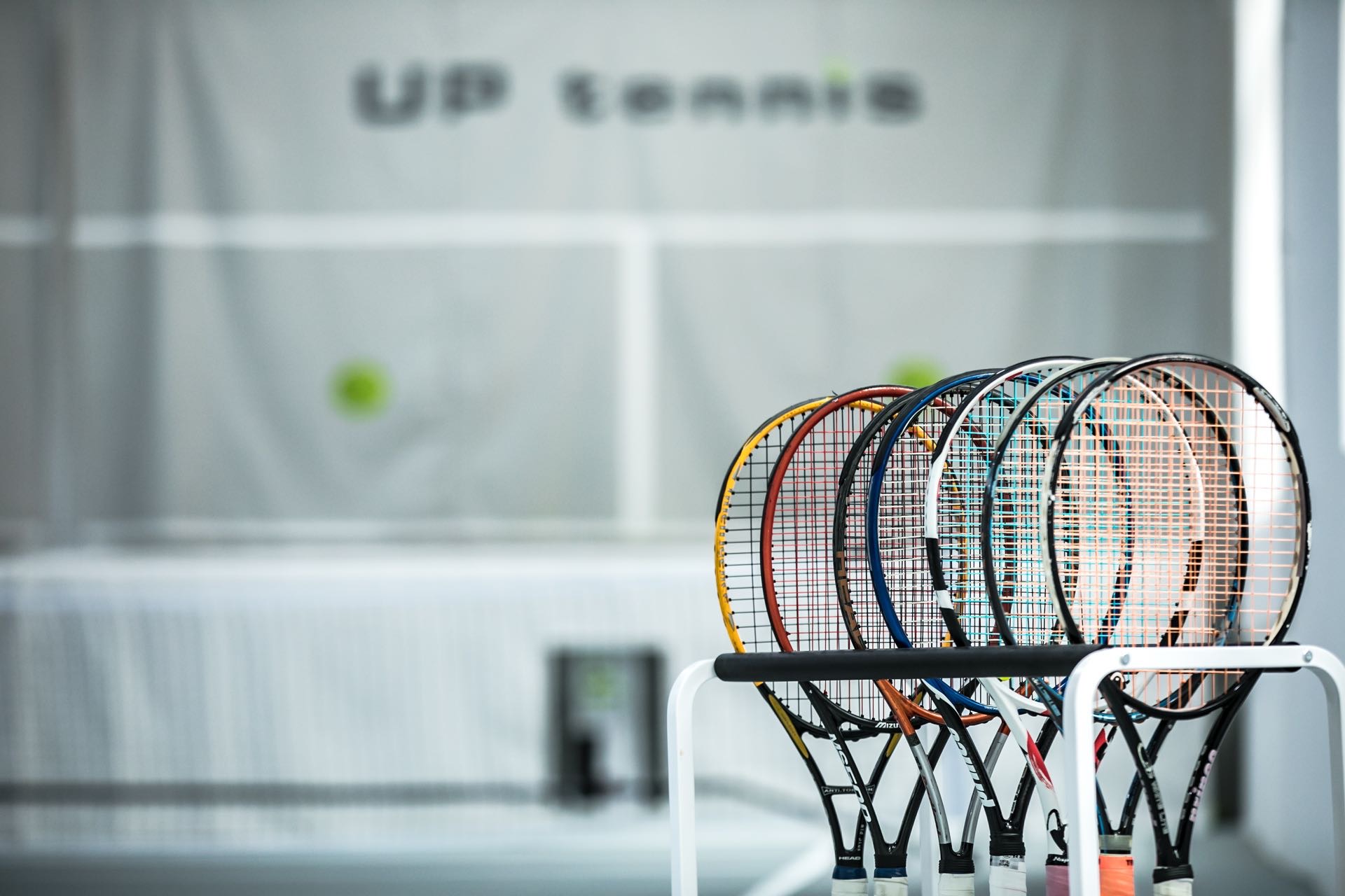 UPTennis(龙岗慢城店)网球场照片3。UPTennis(龙岗慢城店)位于广东省深圳市龙岗区科技园路龙晟科技园B栋101，可在网球地图查看深圳市网球场订场方式。提供学练馆等场地。场馆设施包括洗手间、饮料售卖、沐浴间、发球机、停车方便、可租球、可…