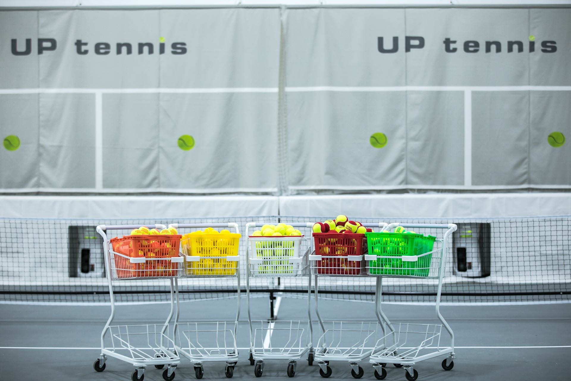 UPTennis(龙岗慢城店)网球场照片4。UPTennis(龙岗慢城店)位于广东省深圳市龙岗区科技园路龙晟科技园B栋101，可在网球地图查看深圳市网球场订场方式。提供学练馆等场地。场馆设施包括洗手间、饮料售卖、沐浴间、发球机、停车方便、可租球、可…