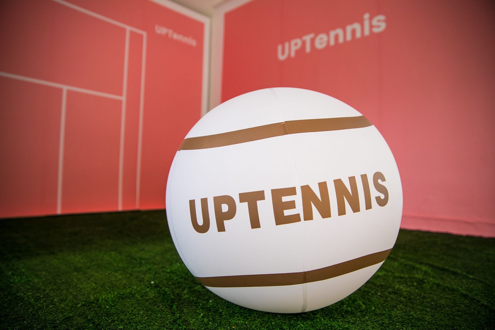 UPTennis(龙岗慢城店)网球场照片5。UPTennis(龙岗慢城店)位于广东省深圳市龙岗区科技园路龙晟科技园B栋101，可在网球地图查看深圳市网球场订场方式。提供学练馆等场地。场馆设施包括洗手间、饮料售卖、沐浴间、发球机、停车方便、可租球、可…