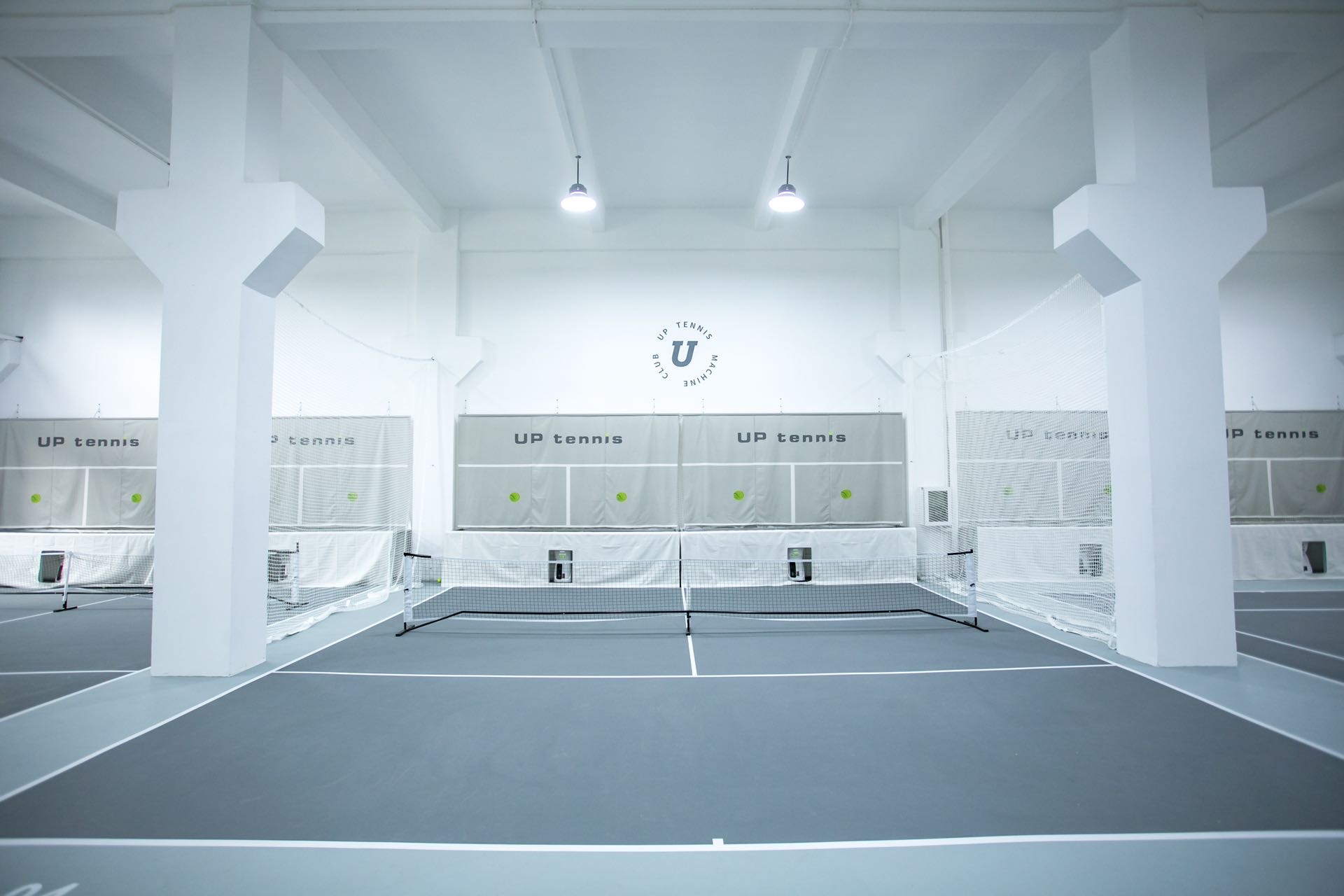 UPTennis(龙岗慢城店)位于广东省深圳市龙岗区科技园路龙晟科技园B栋101，可在网球地图查看深圳市网球场订场方式。提供学练馆等场地。场馆设施包括洗手间、饮料售卖、沐浴间、发球机、停车方便、可租球、可租拍。参考起价69元/小时起。