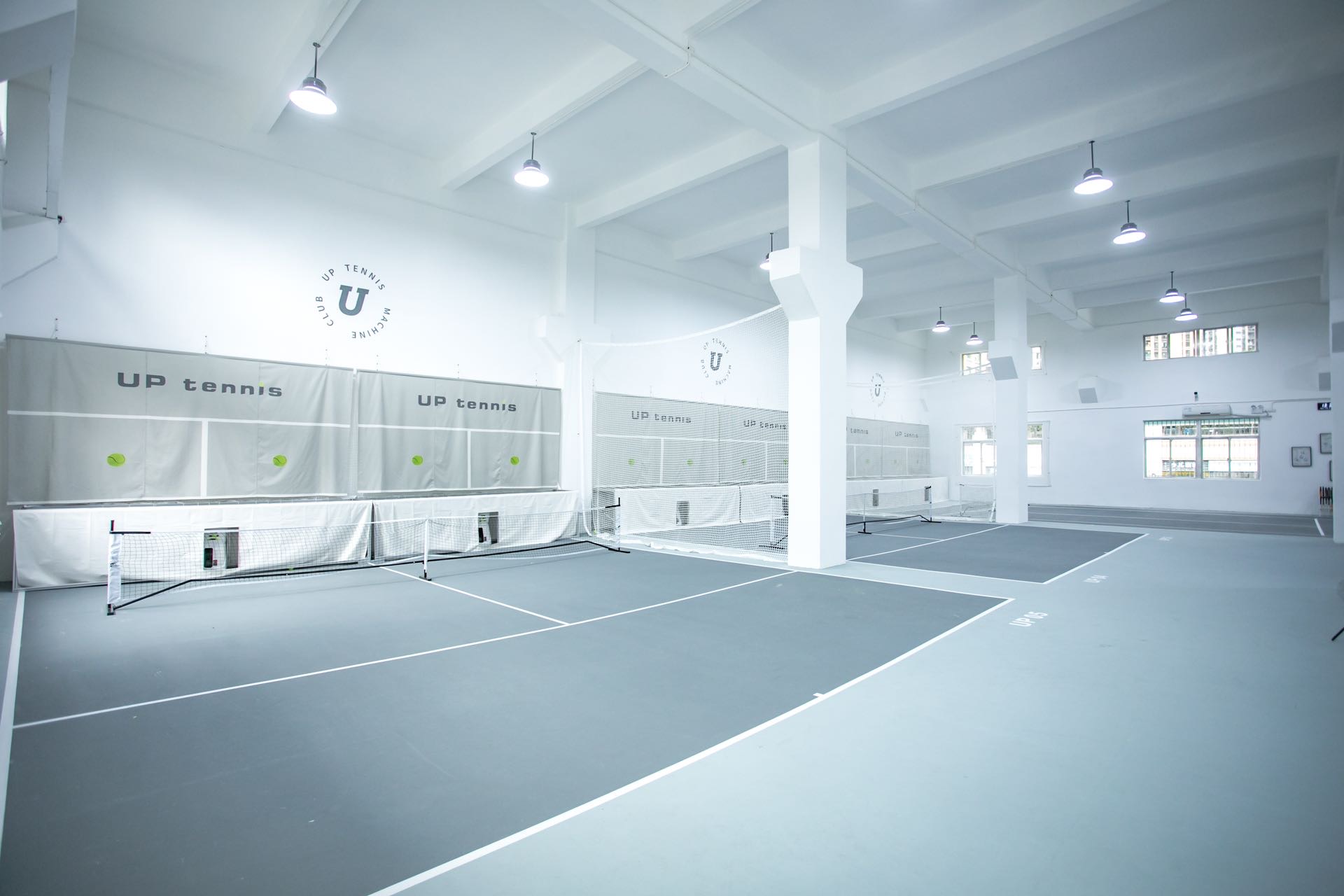 UPTennis(龙岗慢城店)网球场照片2。UPTennis(龙岗慢城店)位于广东省深圳市龙岗区科技园路龙晟科技园B栋101，可在网球地图查看深圳市网球场订场方式。提供学练馆等场地。场馆设施包括洗手间、饮料售卖、沐浴间、发球机、停车方便、可租球、可…