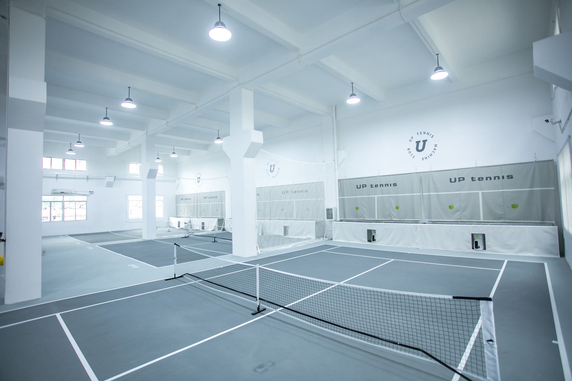 UPtennis(龙岗慢城店)网球场照片4。UPtennis(龙岗慢城店)位于广东省深圳市龙岗区科技园路龙晟科技园B栋101，可在网球地图查看深圳市网球场订场方式。提供学练馆、室外场、硬地场等场地。场馆设施包括洗手间、饮料售卖、沐浴间、可租球、停车…