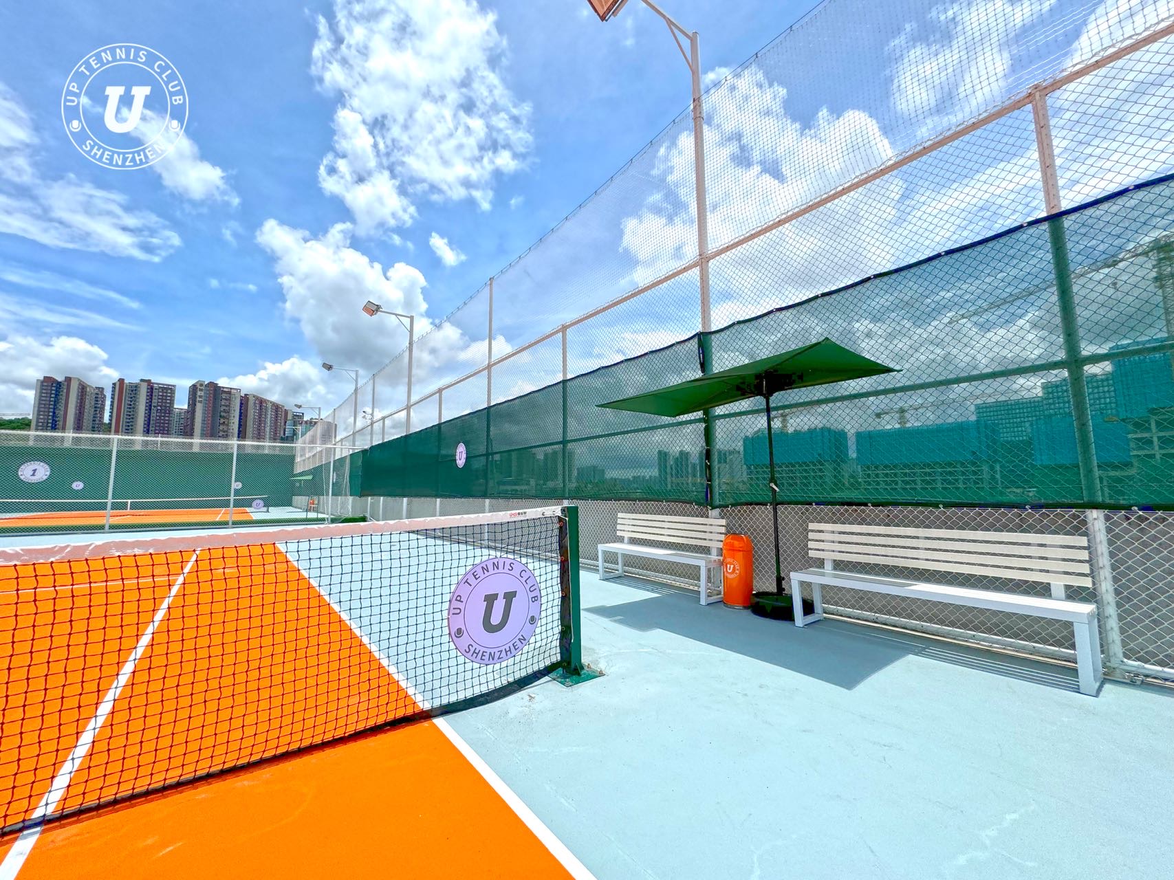 UPtennis(龙岗慢城店)网球场照片4。UPtennis(龙岗慢城店)位于广东省深圳市龙岗区科技园路龙晟科技园B栋101，可在网球地图查看深圳市网球场订场方式。提供室外场、硬地场等场地。场馆设施包括洗手间、饮料售卖、沐浴间、可租球、停车方便、发…