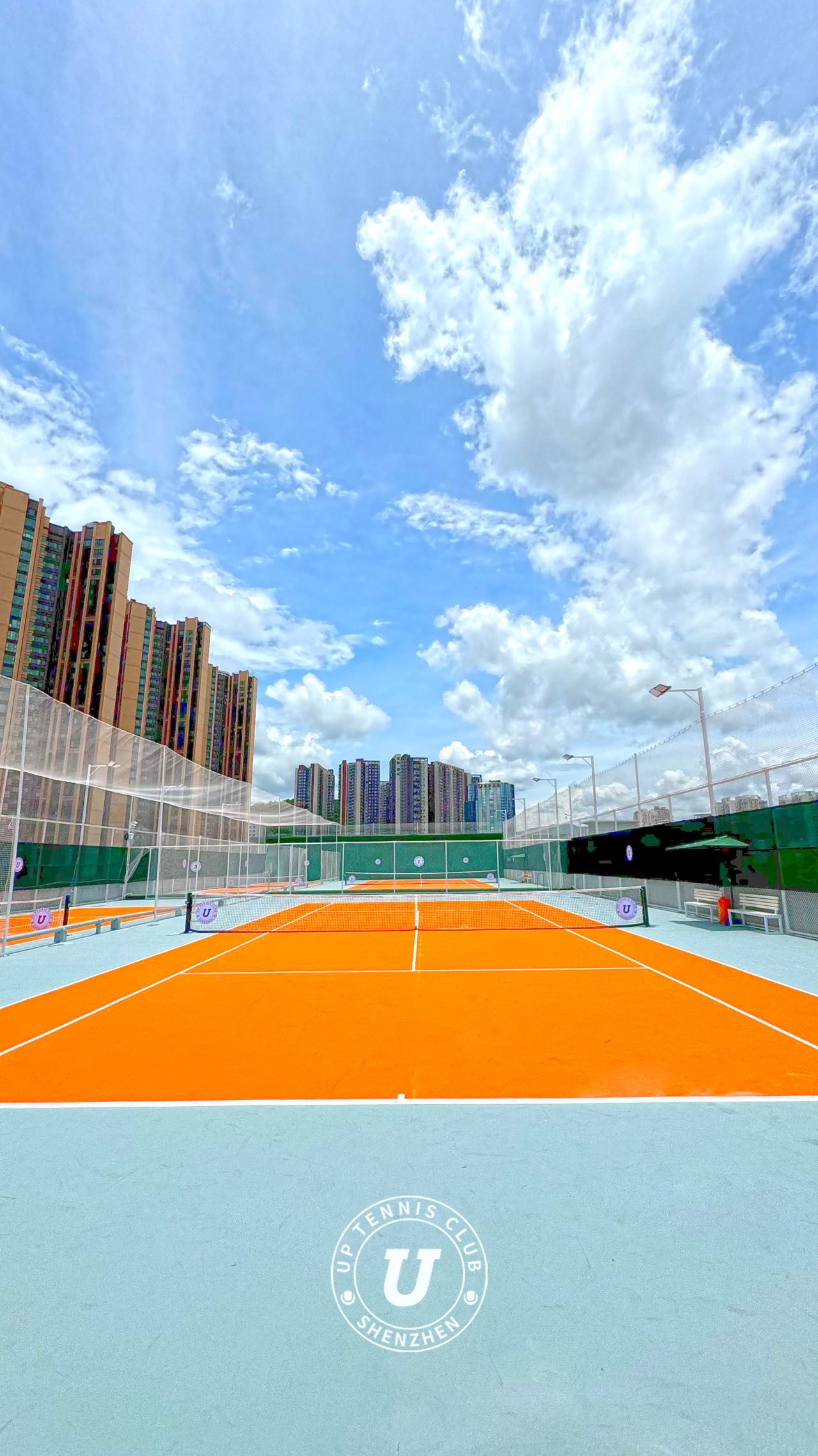 UPtennis(龙岗慢城店)网球场照片2。UPtennis(龙岗慢城店)位于广东省深圳市龙岗区科技园路龙晟科技园B栋101，可在网球地图查看深圳市网球场订场方式。提供室外场、硬地场等场地。场馆设施包括洗手间、饮料售卖、沐浴间、可租球、停车方便、发…