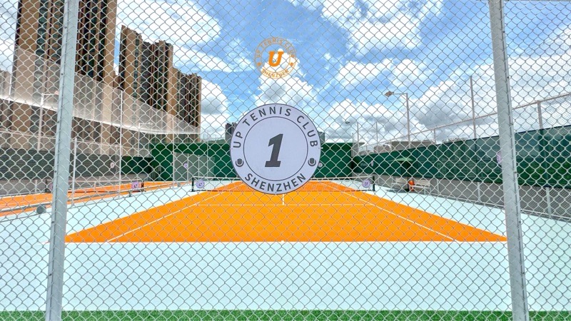 UPtennis(龙岗慢城店)网球场照片5。UPtennis(龙岗慢城店)位于广东省深圳市龙岗区科技园路龙晟科技园B栋101，可在网球地图查看深圳市网球场订场方式。提供室外场、硬地场等场地。场馆设施包括洗手间、饮料售卖、沐浴间、可租球、停车方便、发…
