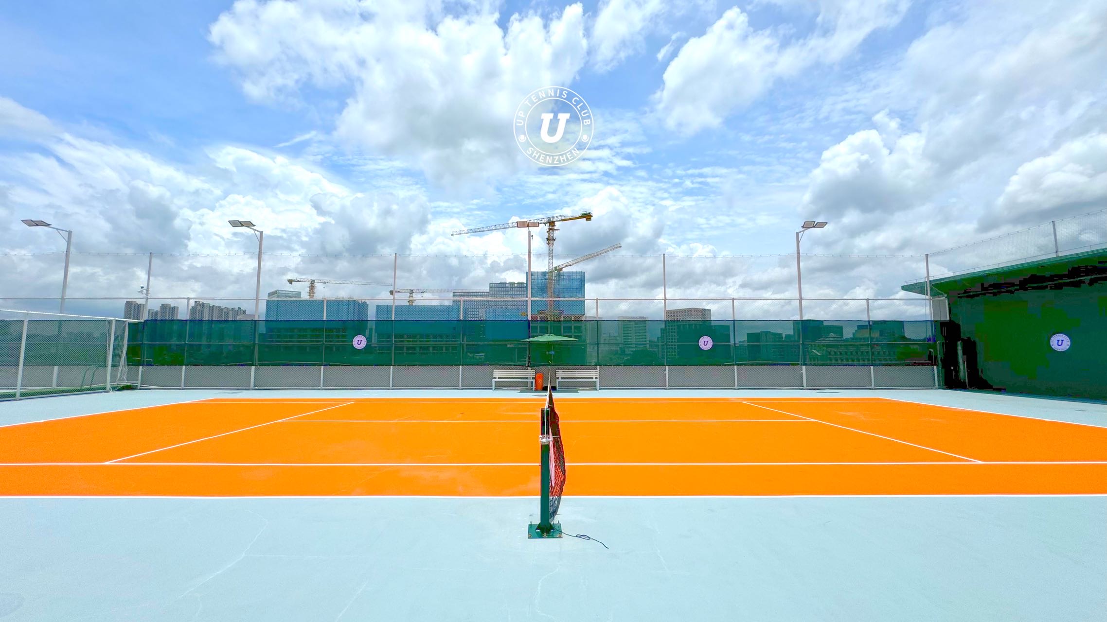 UPtennis(龙岗慢城店)网球场照片3。UPtennis(龙岗慢城店)位于广东省深圳市龙岗区科技园路龙晟科技园B栋101，可在网球地图查看深圳市网球场订场方式。提供室外场、硬地场等场地。场馆设施包括洗手间、饮料售卖、沐浴间、可租球、停车方便、发…