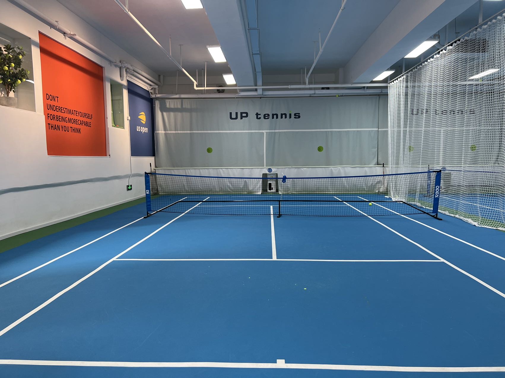 UPtennis网球位于广东省深圳市福田区八卦二路15号，可在网球地图查看深圳市网球场订场方式。提供室内场、硬地场等场地。场馆设施包括洗手间、饮料售卖、沐浴间、停车方便、可租球、发球机、可租拍、可拉线。参考起价69元/小时起。