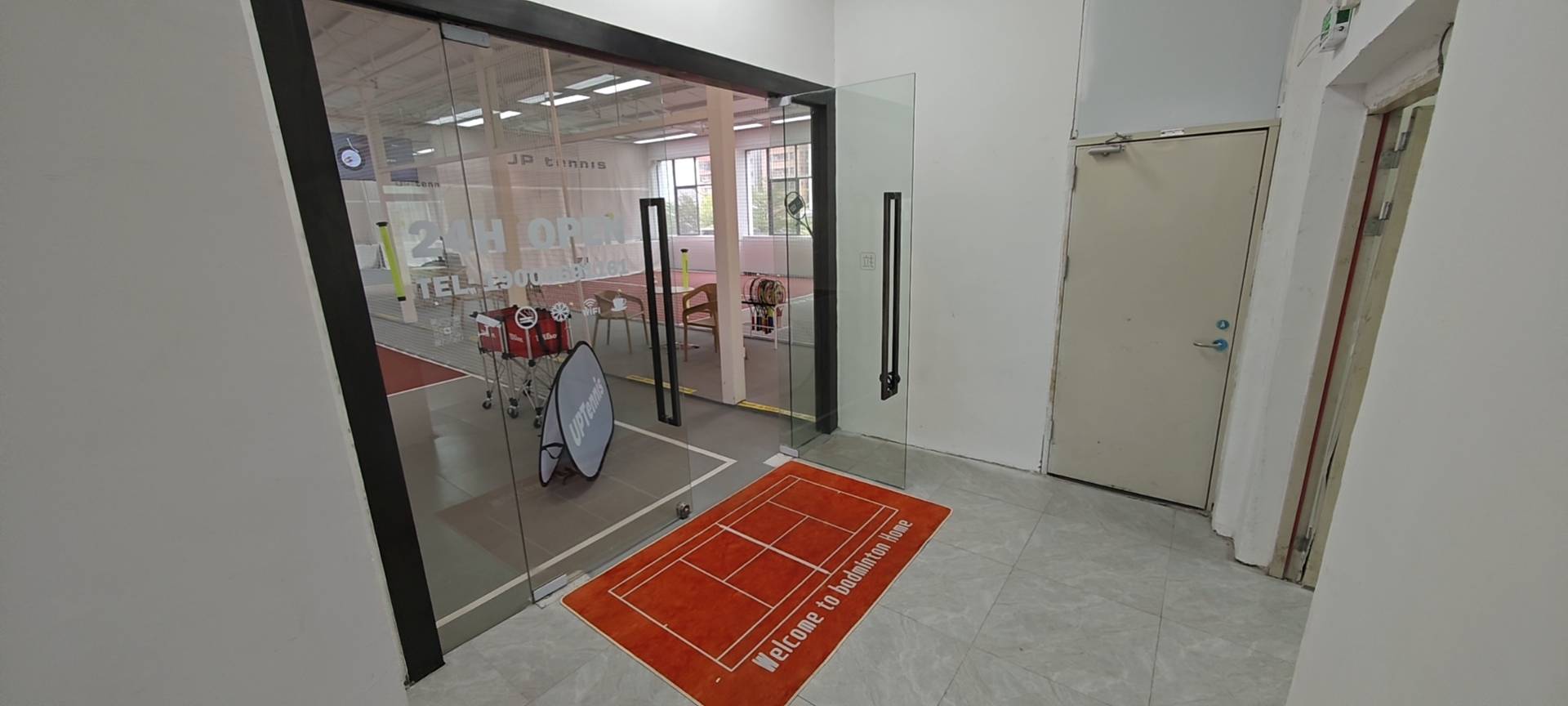 UPtennis龙华宇宙中心店网球场照片6。UPtennis龙华宇宙中心店位于广东省深圳市龙华区东环一路144号东吴创意园2栋501，可在网球地图查看深圳市网球场订场方式。提供学练馆等场地。场馆设施包括洗手间、饮料售卖、沐浴间、发球机、停车方便。参…