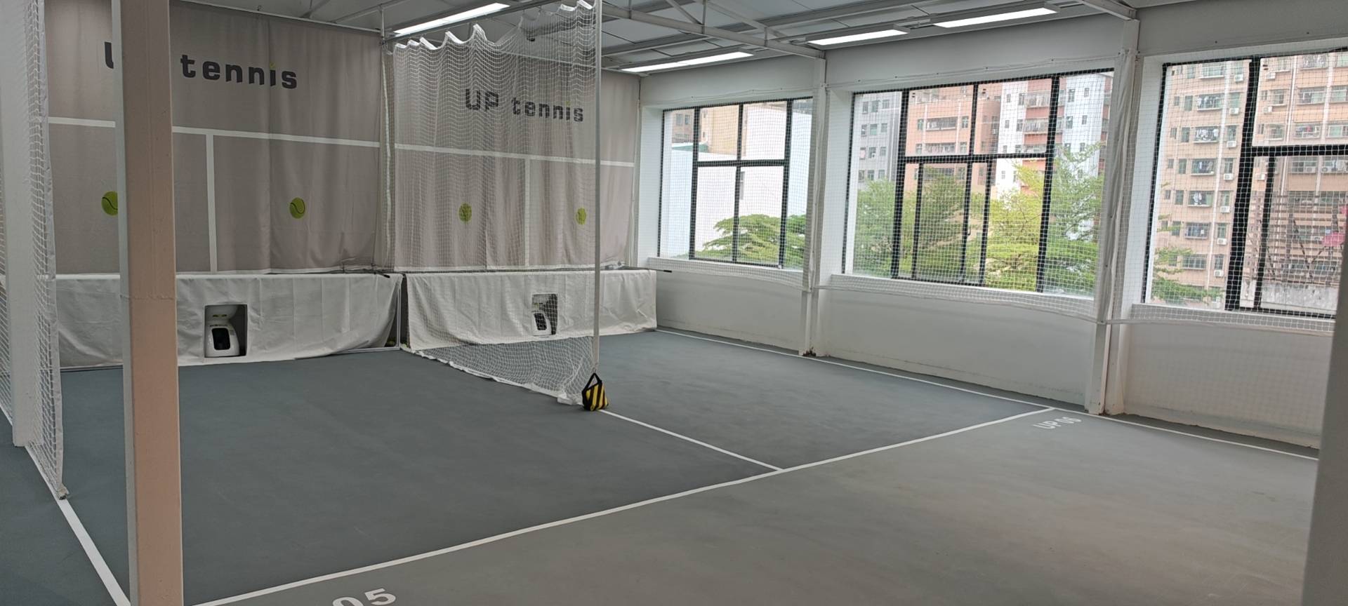 UPtennis龙华宇宙中心店网球场照片4。UPtennis龙华宇宙中心店位于广东省深圳市龙华区东环一路144号东吴创意园2栋501，可在网球地图查看深圳市网球场订场方式。提供学练馆等场地。场馆设施包括洗手间、饮料售卖、沐浴间、发球机、停车方便。参…