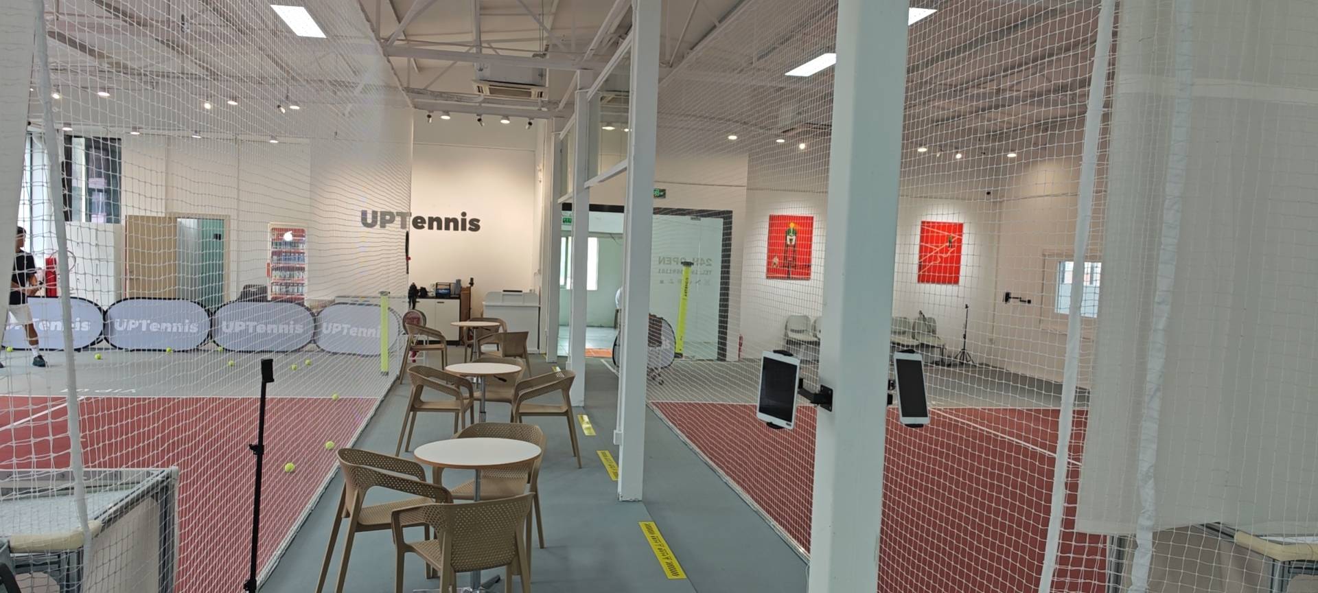 UPtennis龙华宇宙中心店网球场照片5。UPtennis龙华宇宙中心店位于广东省深圳市龙华区东环一路144号东吴创意园2栋501，可在网球地图查看深圳市网球场订场方式。提供学练馆等场地。场馆设施包括洗手间、饮料售卖、沐浴间、发球机、停车方便。参…