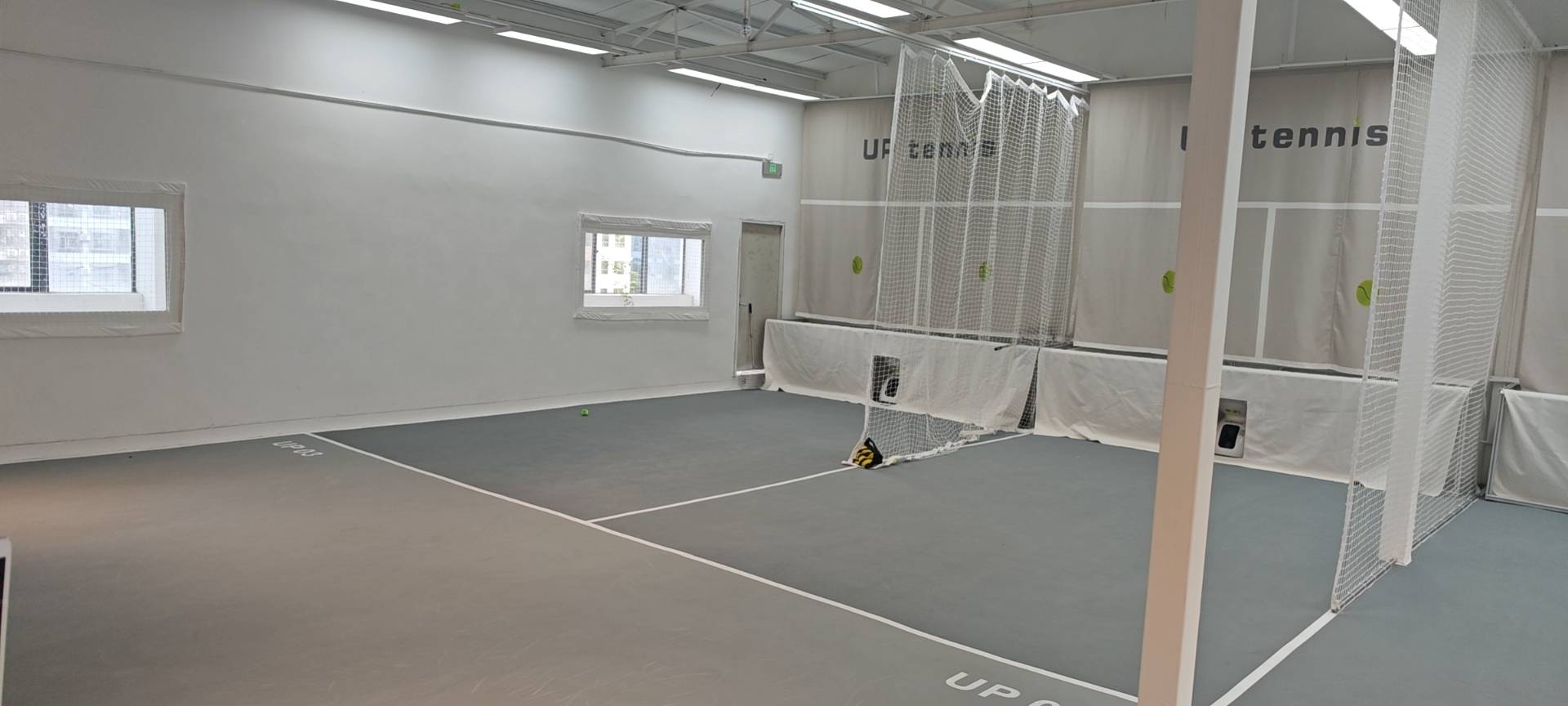 UPtennis龙华宇宙中心店网球场照片3。UPtennis龙华宇宙中心店位于广东省深圳市龙华区东环一路144号东吴创意园2栋501，可在网球地图查看深圳市网球场订场方式。提供学练馆等场地。场馆设施包括洗手间、饮料售卖、沐浴间、发球机、停车方便。参…