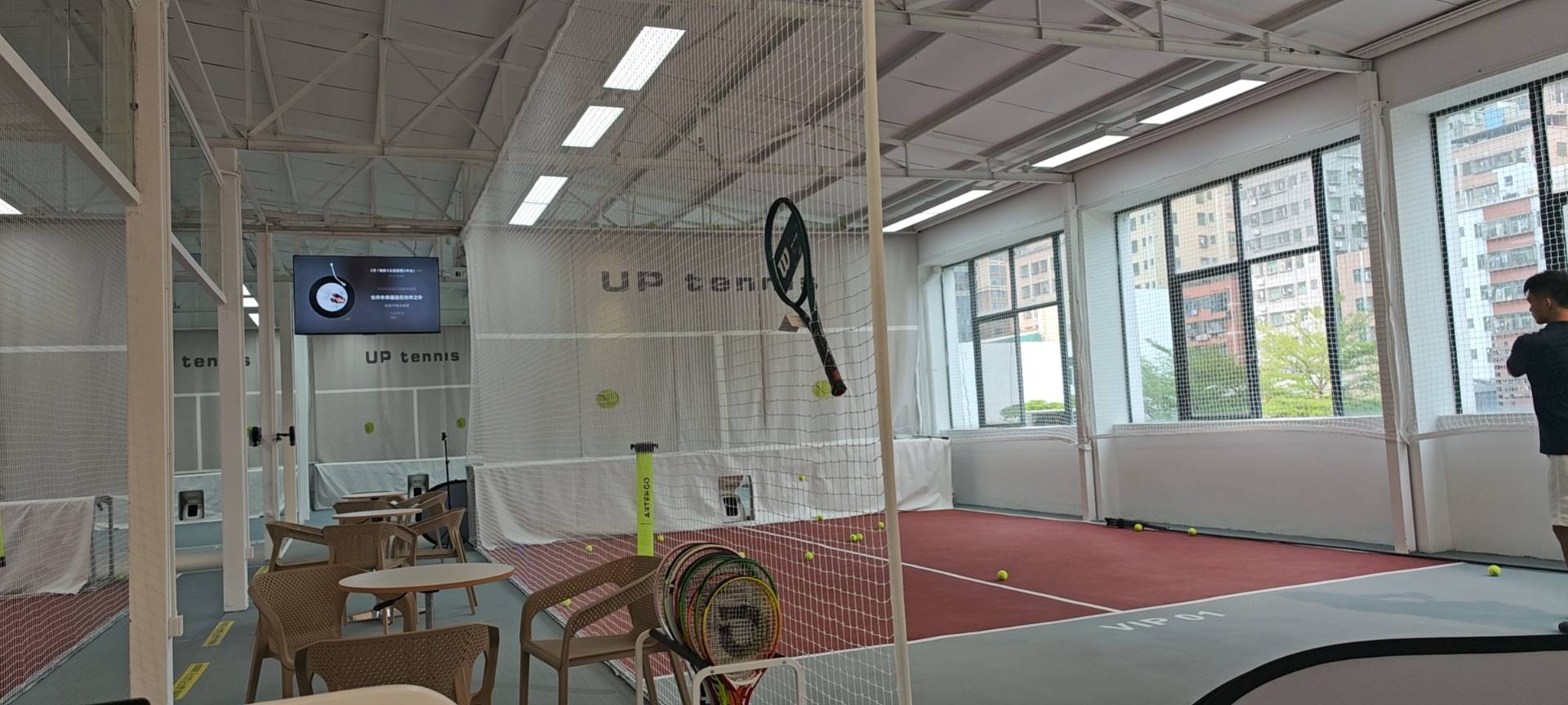 UPtennis龙华宇宙中心店位于广东省深圳市龙华区东环一路144号东吴创意园2栋501,可在网球地图查看深圳市网球场订场方式。提供学练馆等场地。场馆设施包括洗手间、饮料售卖、沐浴间、发球机、停车方便。参考起价69元/小时起。