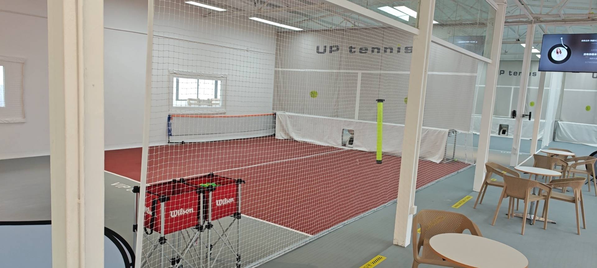 UPtennis龙华宇宙中心店网球场照片2。UPtennis龙华宇宙中心店位于广东省深圳市龙华区东环一路144号东吴创意园2栋501，可在网球地图查看深圳市网球场订场方式。提供学练馆等场地。场馆设施包括洗手间、饮料售卖、沐浴间、发球机、停车方便。参…