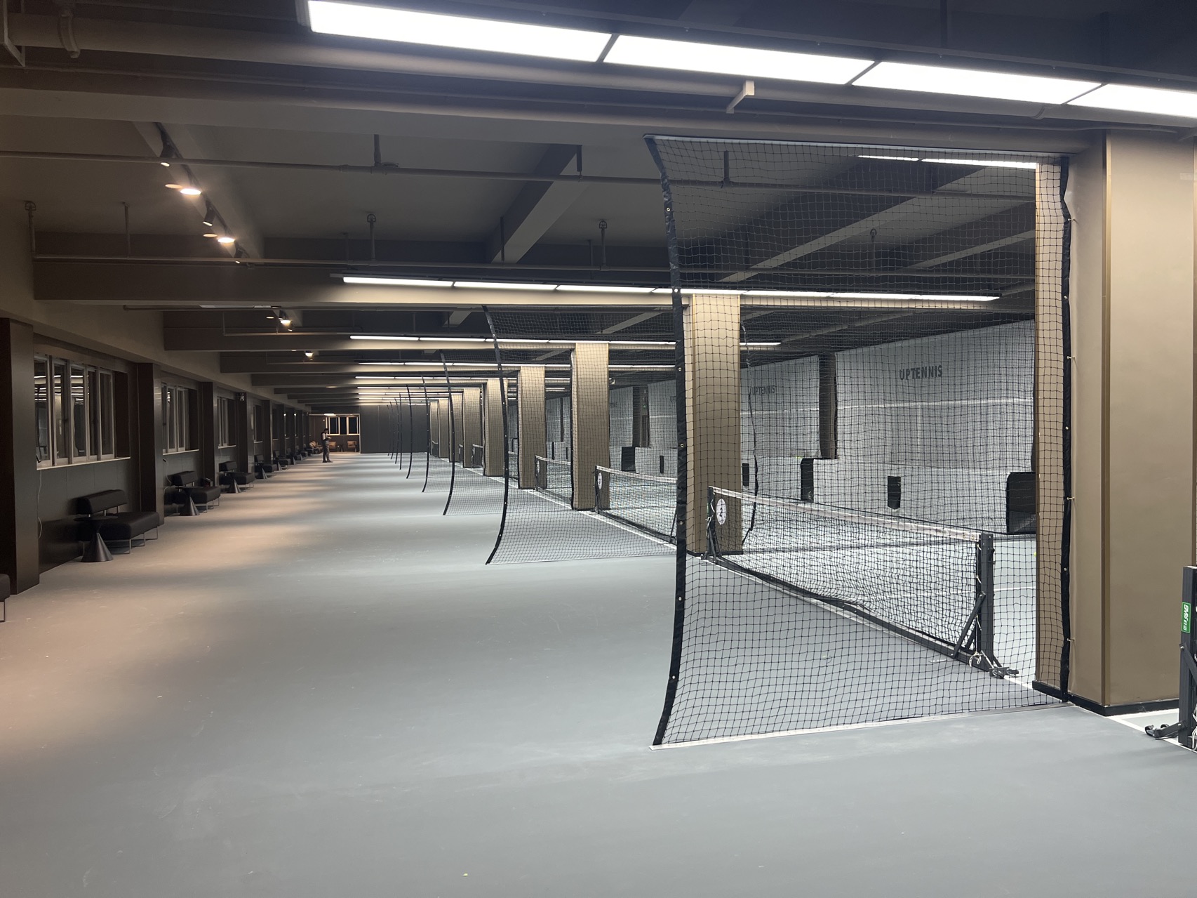Uptennis(V10黑金店)位于广东省深圳市福田区梅林街道多丽工业区2号楼6层610uptennis(v10黑金店)，可在网球地图查看深圳市网球场订场方式。提供室内场、硬地场等场地。场馆设施包括洗手间、停车方便、饮料售卖、沐浴间、发球机、可租拍…