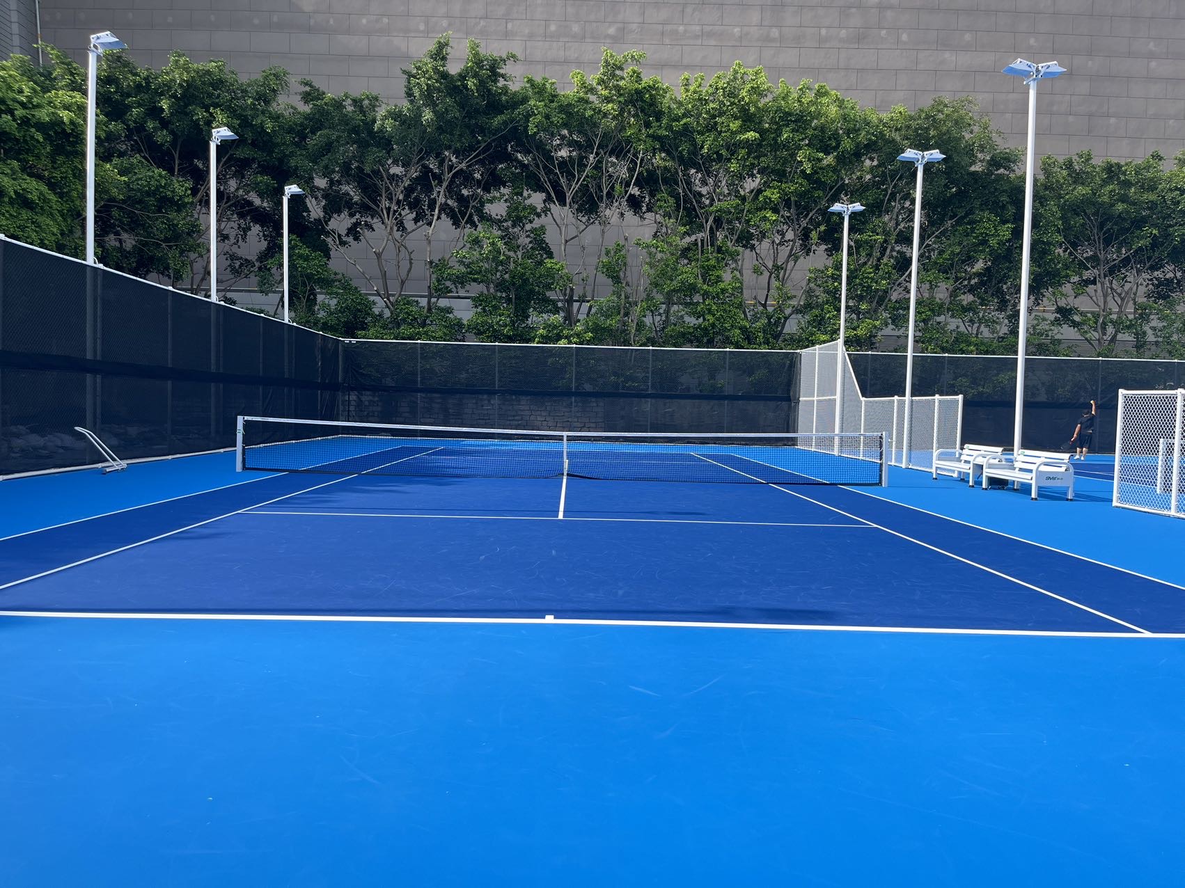 宾果网球BingoTennis位于广东省广州市海珠区琶洲街道凤浦中路停车场内,可在网球地图查看广州市网球场订场方式。提供室外场、硬地场等场地。场馆设施包括洗手间、饮料售卖、沐浴间、停车方便。参考起价80元/小时起。