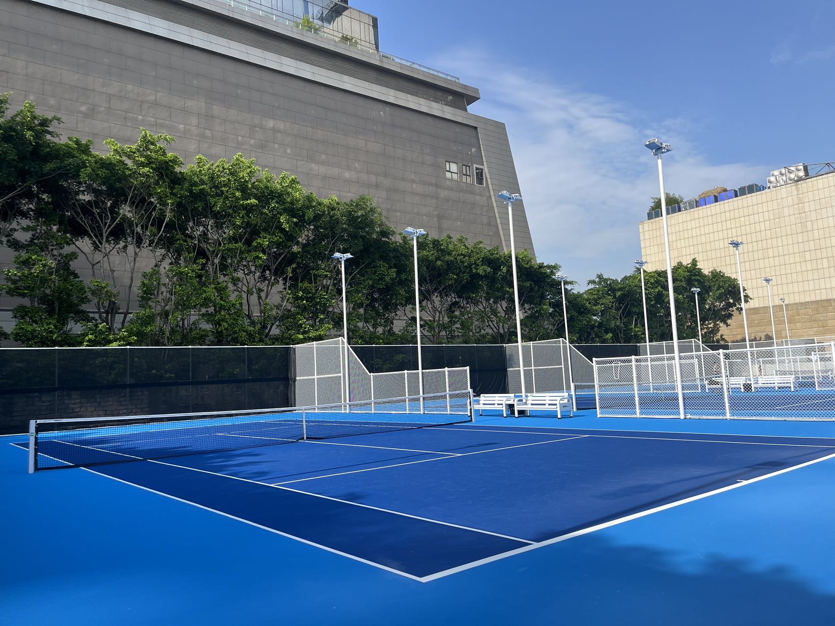 宾果网球BingoTennis网球场照片2。宾果网球BingoTennis位于广东省广州市海珠区琶洲街道凤浦中路停车场内，可在网球地图查看广州市网球场订场方式。提供室外场、硬地场等场地。场馆设施包括洗手间、饮料售卖、沐浴间、停车方便。参考起价80元…