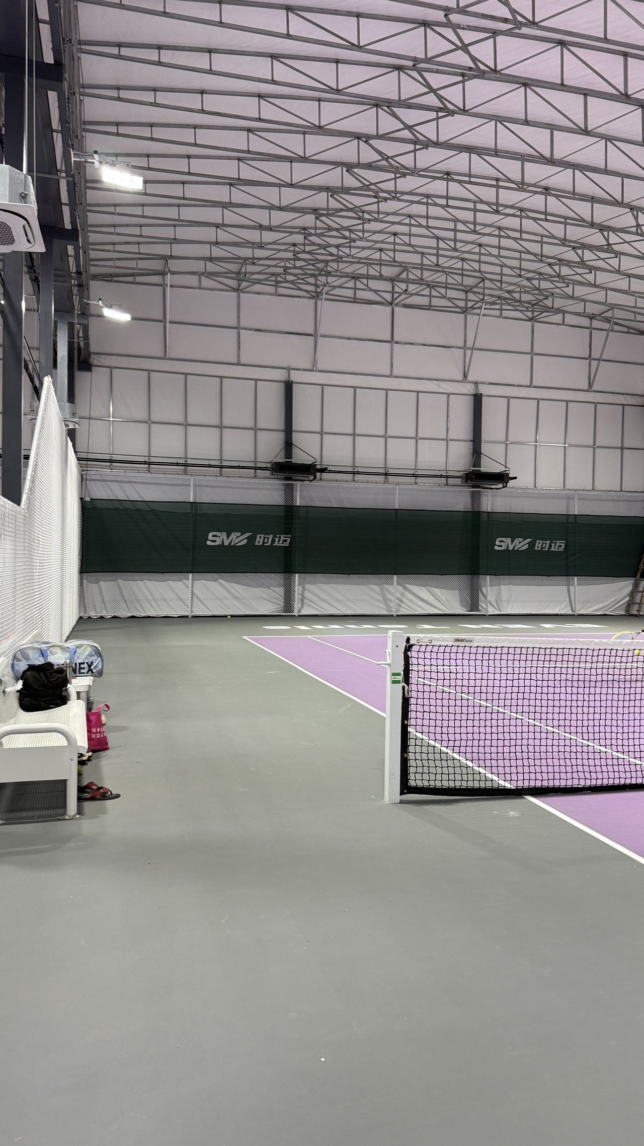 EVEN Tennis(小布店)网球场照片2。EVEN Tennis(小布店)位于广东省佛山市顺德区佛山大道辅路，可在网球地图查看佛山市网球场订场方式。提供室内场、硬地场、室外场等场地。场馆设施包括停车方便、洗手间、饮料售卖、可租球、沐浴间、可租拍…
