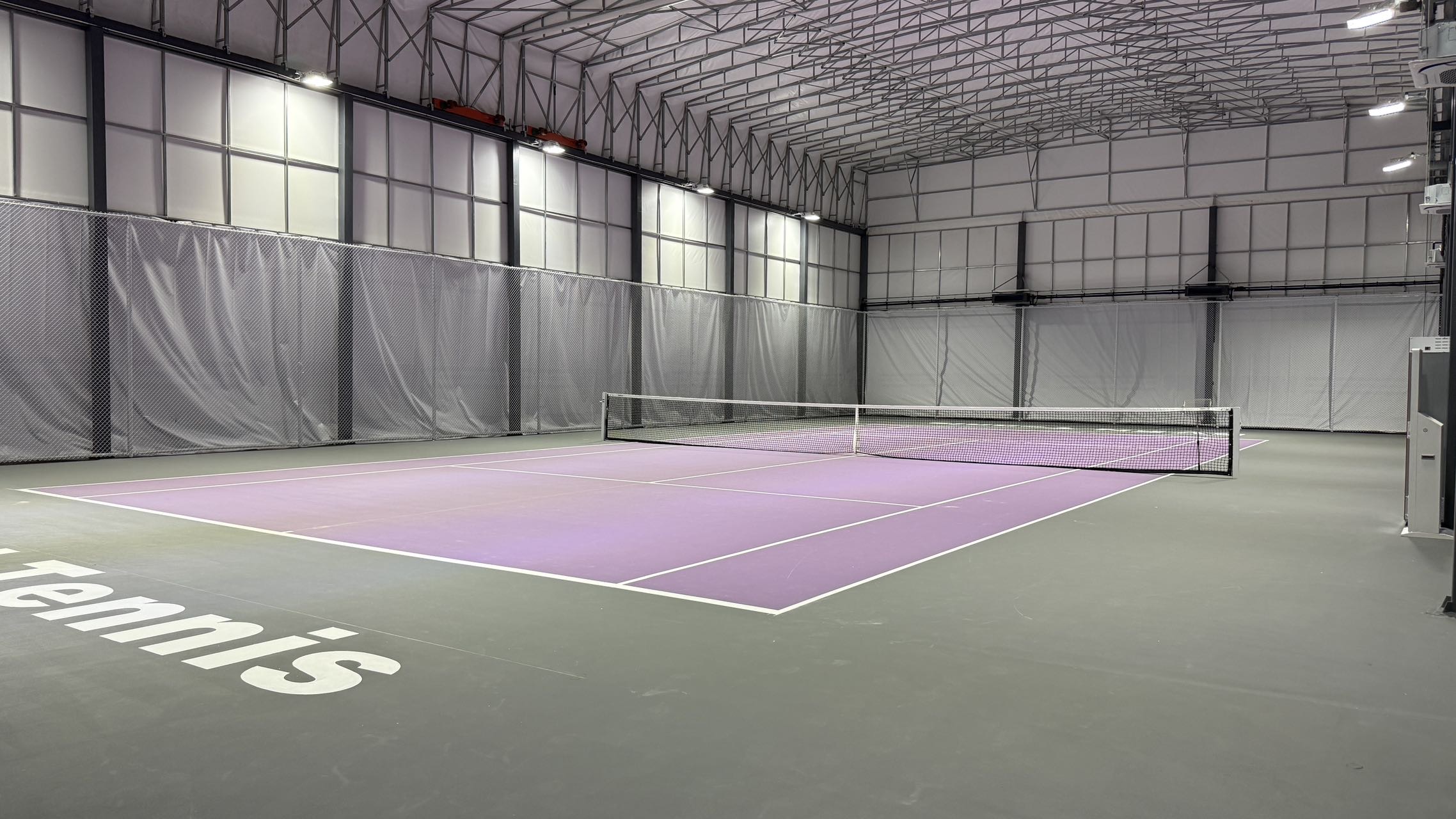EVEN Tennis(小布店)网球场照片3。EVEN Tennis(小布店)位于广东省佛山市顺德区佛山大道辅路，可在网球地图查看佛山市网球场订场方式。提供室内场、硬地场、室外场等场地。场馆设施包括停车方便、洗手间、饮料售卖、可租球、沐浴间、可租拍…
