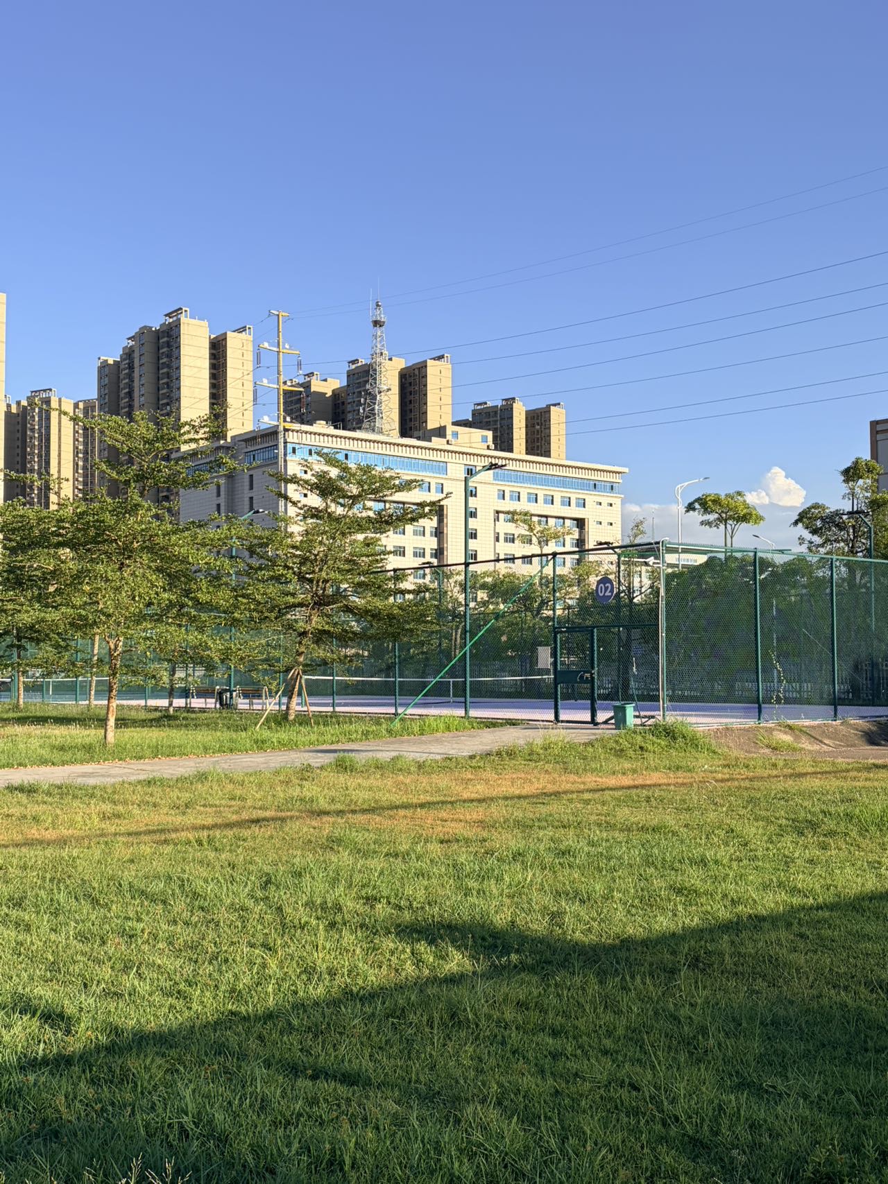 廉江体育中心网球场照片3。廉江体育中心位于广东省湛江市廉江市廉江大道南233号(一帆风顺商行西200米)，可在网球地图查看湛江市网球场订场方式。提供室外场、硬地场等场  地。场馆设施包括停车方便。参考起价60元/小时起。6 片网球场 全室外