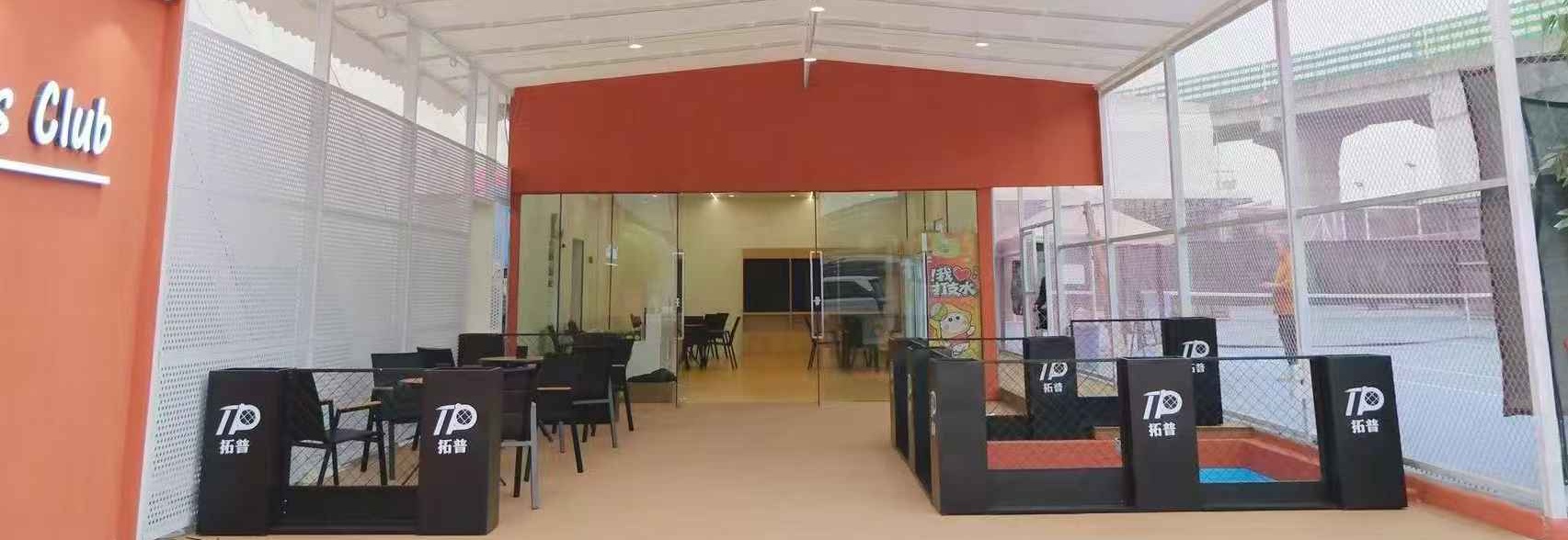 拓普网球(新港东店)网球场照片3。拓普网球(新港东店)位于广东省广州市海珠区珠投一横路自编95号(新化快速路桥底)，可在网球地图查看广州市网球场订场方式。提供室内场、硬地场等场地。场馆设施包括洗手间、饮料售卖、停车方便、沐浴间。参考起价100元/小…