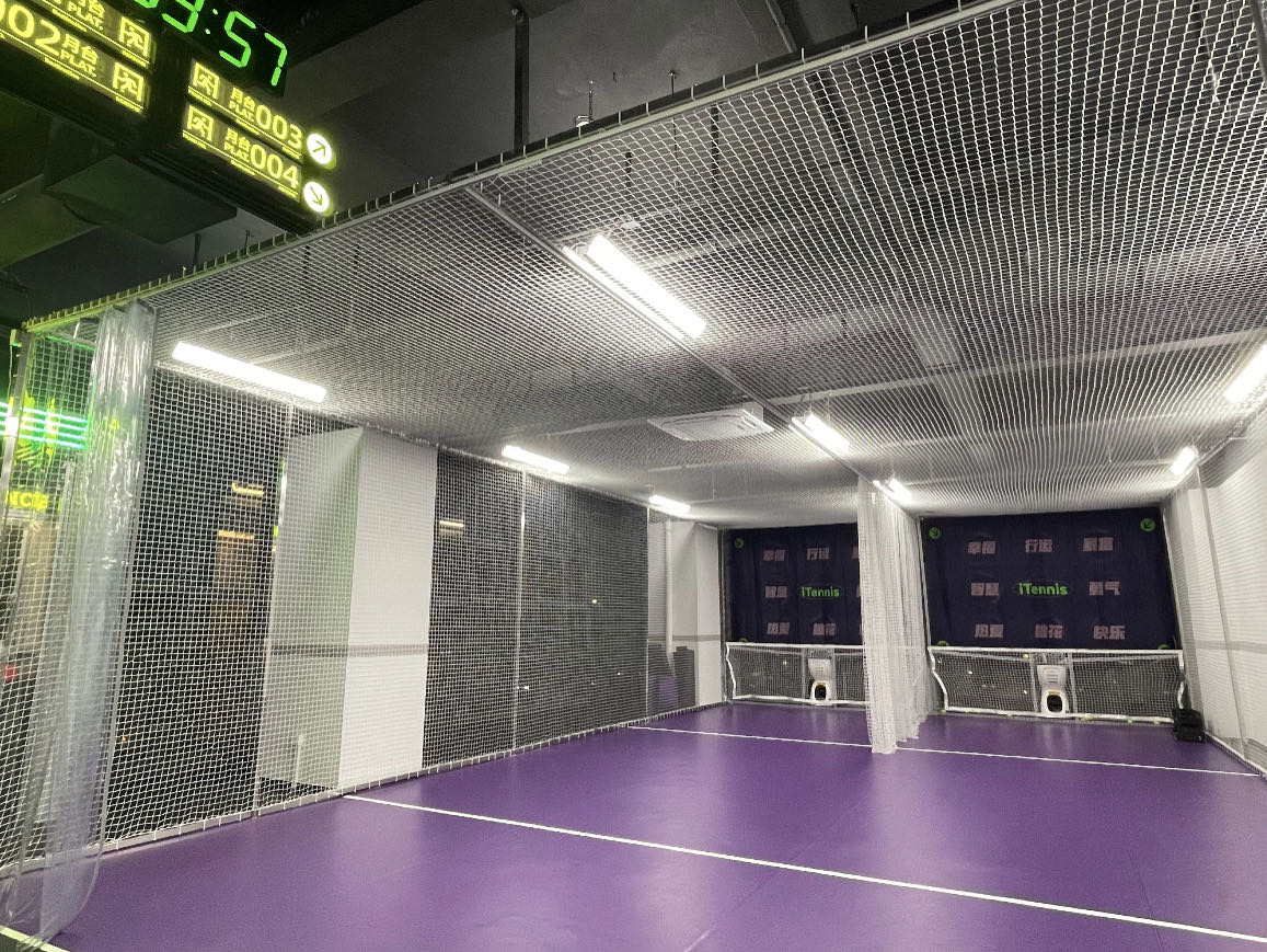 iTennis行运网球社（天河智慧城店）网球场照片3。iTennis行运网球社（天河智慧城店）位于广东省广州市天河区高唐路与新岑四路交叉口西南角，可在网球地图查看广州市网球场订场方式。提供学练馆、通宵场等场地。场馆设施包括停车方便、饮料售卖、发球机…