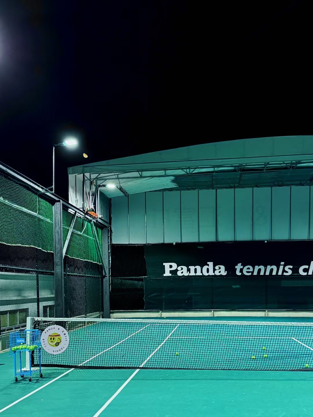 panda网球汇富俱乐部（风雨棚）网球场照片4。panda网球汇富俱乐部（风雨棚）位于广东省广州市越秀区矿泉街道瑶富大街1号B7栋2楼，可在网球地图查看广州市网球场订场方式。提供室内场、硬地场等场地。场馆设施包括洗手间、停车方便、饮料售卖、可租球、…