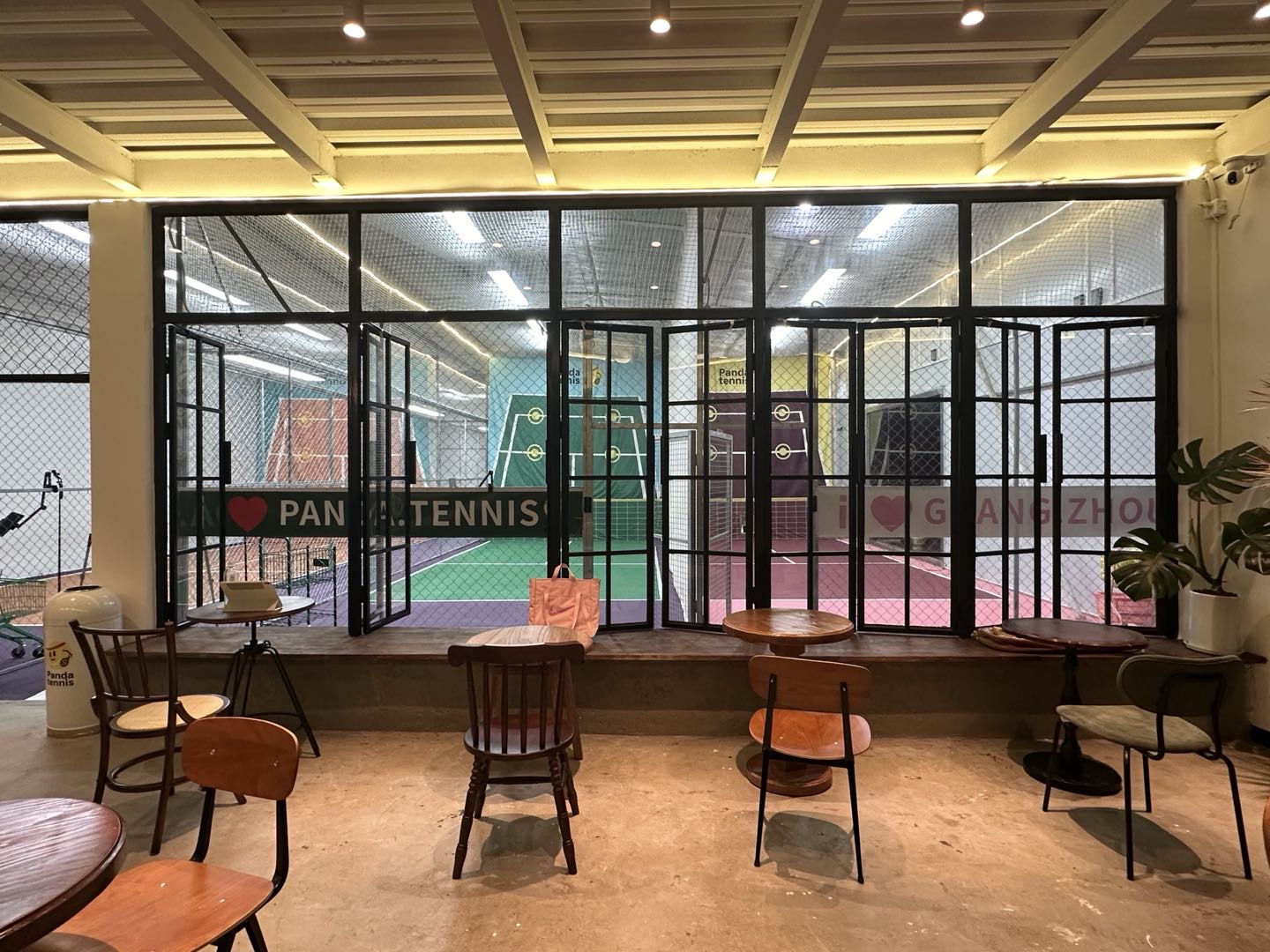 panda网球练习馆(西湾路店)位于广东省广州市荔湾区西湾路141号1-A11A自编附近，可在网球地图查看广州市网球场订场方式。提供学练馆等场地。场馆设施包括洗手间、饮料售卖、沐浴间、发球机、可租球、停车方便、可租拍。参考起价58元/小时起。