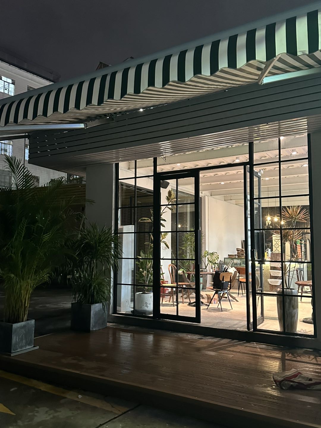 panda网球练习馆(西湾路店)网球场照片2。panda网球练习馆(西湾路店)位于广东省广州市荔湾区西湾路141号1-A11A自编附近，可在网球地图查看广州市网球场订场方式。提供学练馆等场地。场馆设施包括洗手间、饮料售卖、沐浴间、发球机、可租球、停…