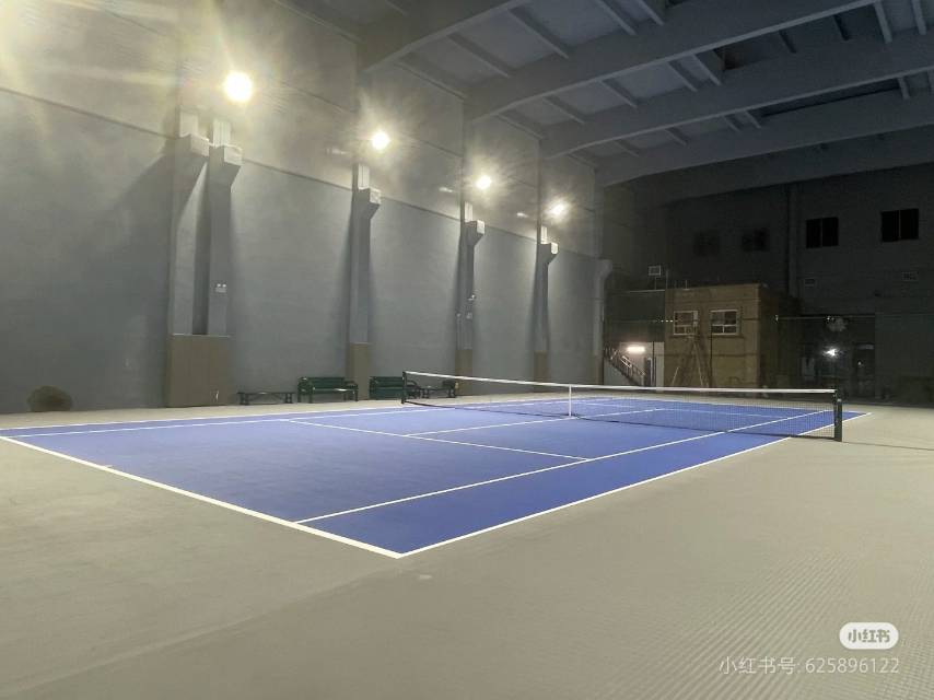 一击网羽中心位于广东省广州市番禺区钟顺路628号，可在网球地图查看广州市网球场订场方式。提供室内场、硬地场、通宵场等场地。场馆设施包括洗手间、饮料售卖、沐浴间、停车方便、发球机。参考起价120元/小时起。