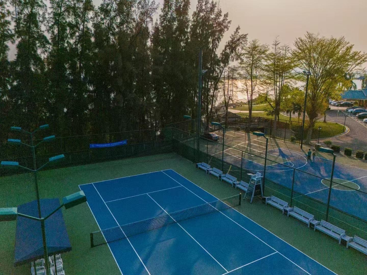 万有引力深圳云海天使湾网球训练基地位于广东省深圳市龙岗区大鹏新区大鹏新区大鹏街道金沙路,可在网球地图查看深圳市网球场订场方式。提供室外场、硬地场等场地。场馆设施包括洗手间、停车方便、饮料售卖、可租拍、可租球。参考起价150元/小时起。