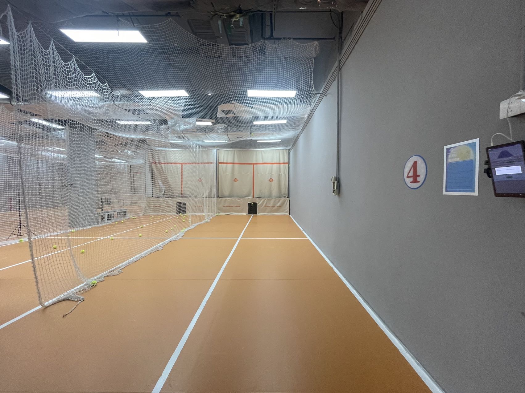 万有引力网球学练馆（鱼珠店）位于广东省广州市黄埔区黄埔大道东840号，可在网球地图查看广州市网球场订场方式。提供学练馆、通宵场等场地。场馆设施包括饮料售卖、可租拍、停车方便、发球机。参考起价78元/小时起。