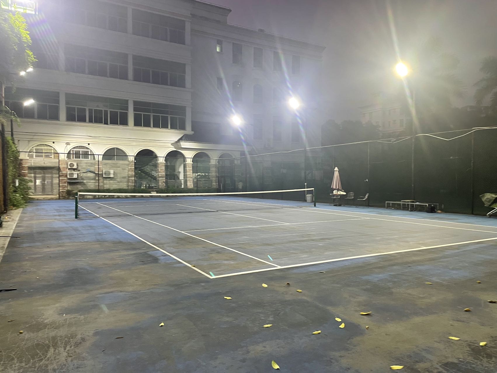 东华·江海花园位于广东省江门市江海区麻园路151号,可在网球地图查看江门市网球场订场方式。提供室外场、硬地场等场地。场馆设施包括洗手间、可租球。参考起价40元/小时起。