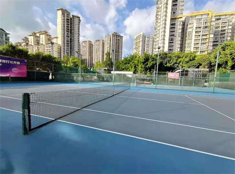 云景网球俱乐部位于广东省广州市白云区云丰街与云景路交叉口南100米，可在网球地图查看广州市网球场订场方式。提供室外场、硬地场等场地。参考起价50元/小时起。