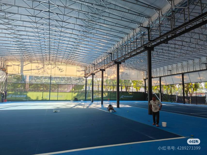 五只羊网球(花果山球馆)位于广东省广州市越秀区环市中暨南大学附属广州爱尔眼科医院西门旁，可在网球地图查看广州市网球场订场方式。提供室内场、硬地场、通宵场等场地。场馆设施包括洗手间、饮料售卖、沐浴间、停车方便。参考起价60元/小时起。
