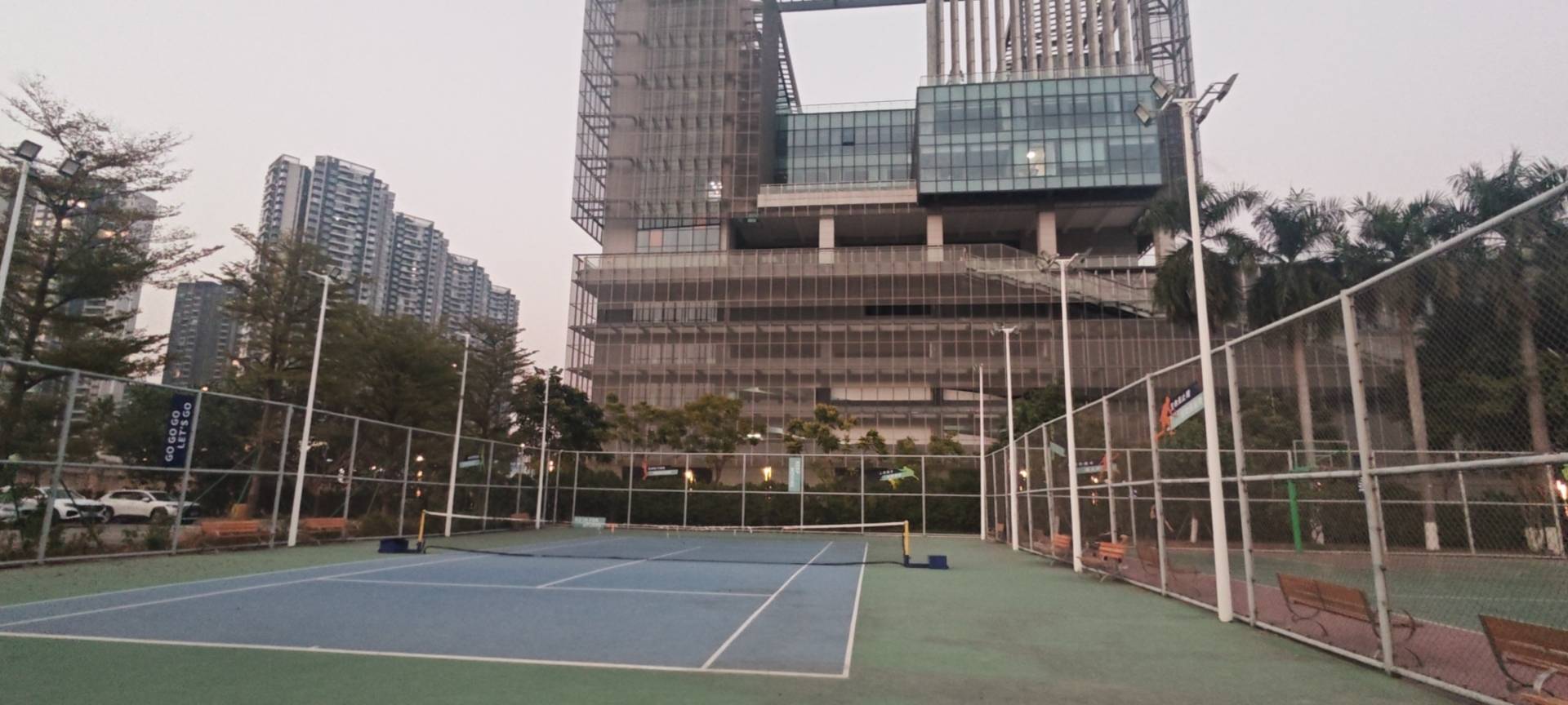 人才球场位于广东省佛山市南海区桂城街道环岛南路文翰湖公园内(季华实验室C区大楼南侧)，可在网球地图查看佛山市网球场订场方式。提供室外场、硬地场、免费场等场地。场馆设施包括饮料售卖、停车方便。