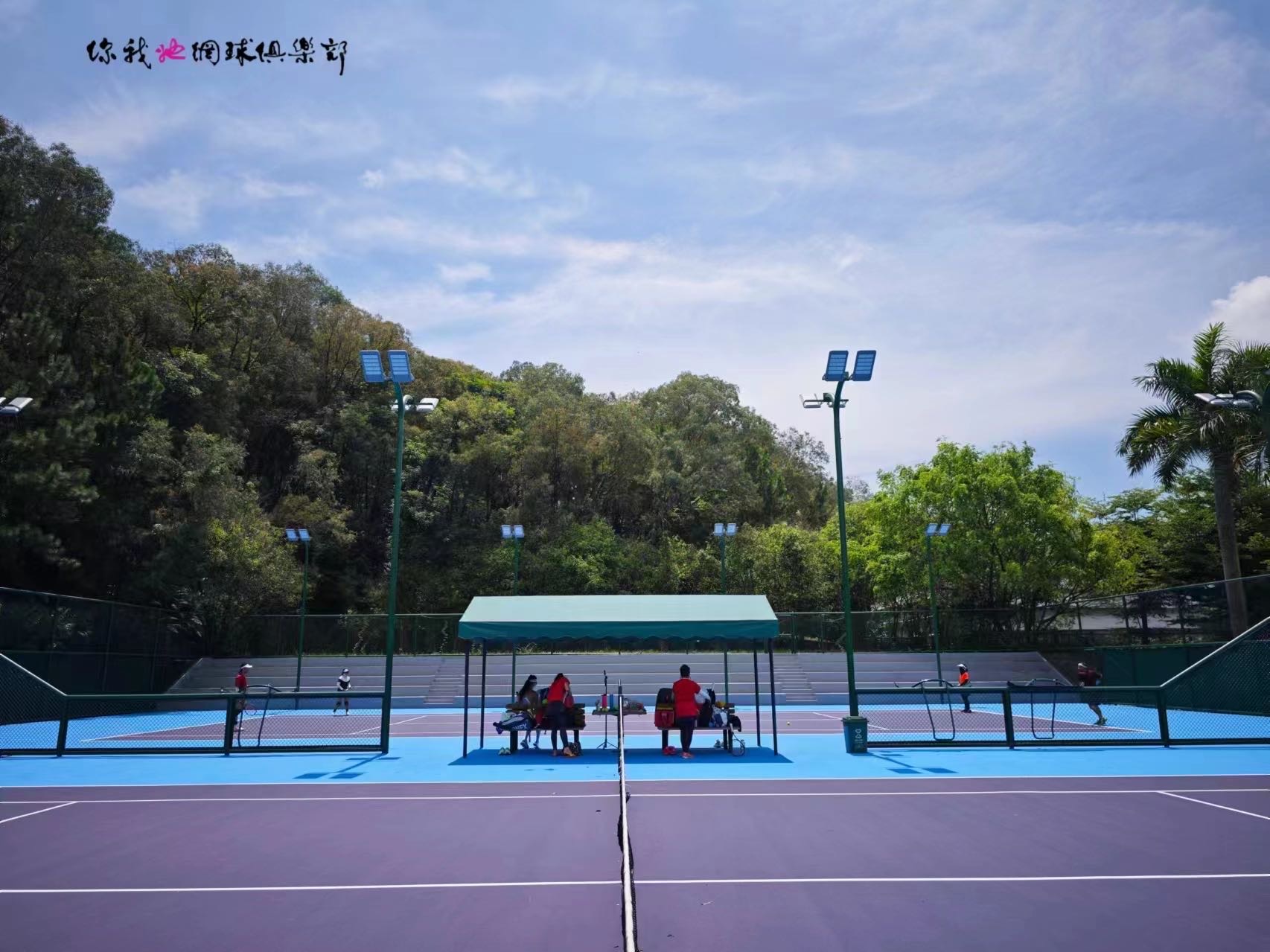 你我她网球俱乐部网球场照片3。你我她网球俱乐部位于广东省佛山市南海区南国桃园枫丹路，可在网球地图查看佛山市网球场订场方式。提供硬地场、室外场、室内场等场地。场馆设施包括停车方便、洗手间、饮料售卖。参考起价60元/小时起。