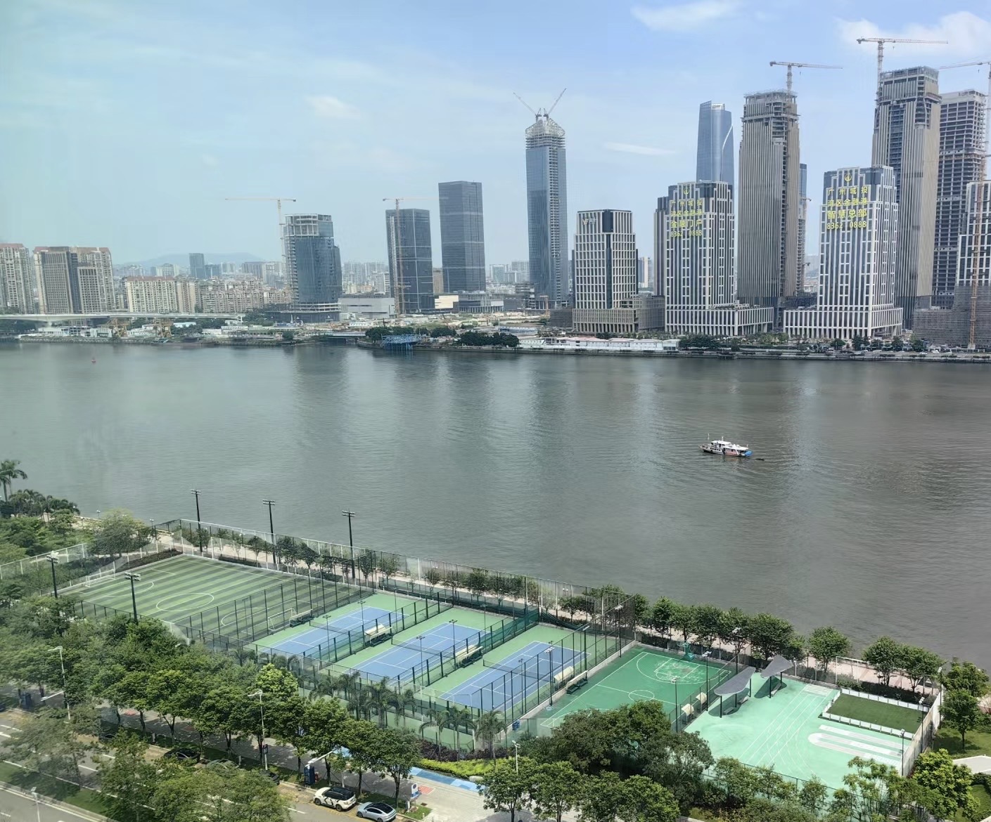 保利江边体育场(恒跃体育-网球培训中心)位于广东省广州市海珠区琶洲街道阅江中路667号，可在网球地图查看广州市网球场订场方式。提供室外场、硬地场等场地。场馆设施包括洗手间、停车方便。参考起价85元/小时起。