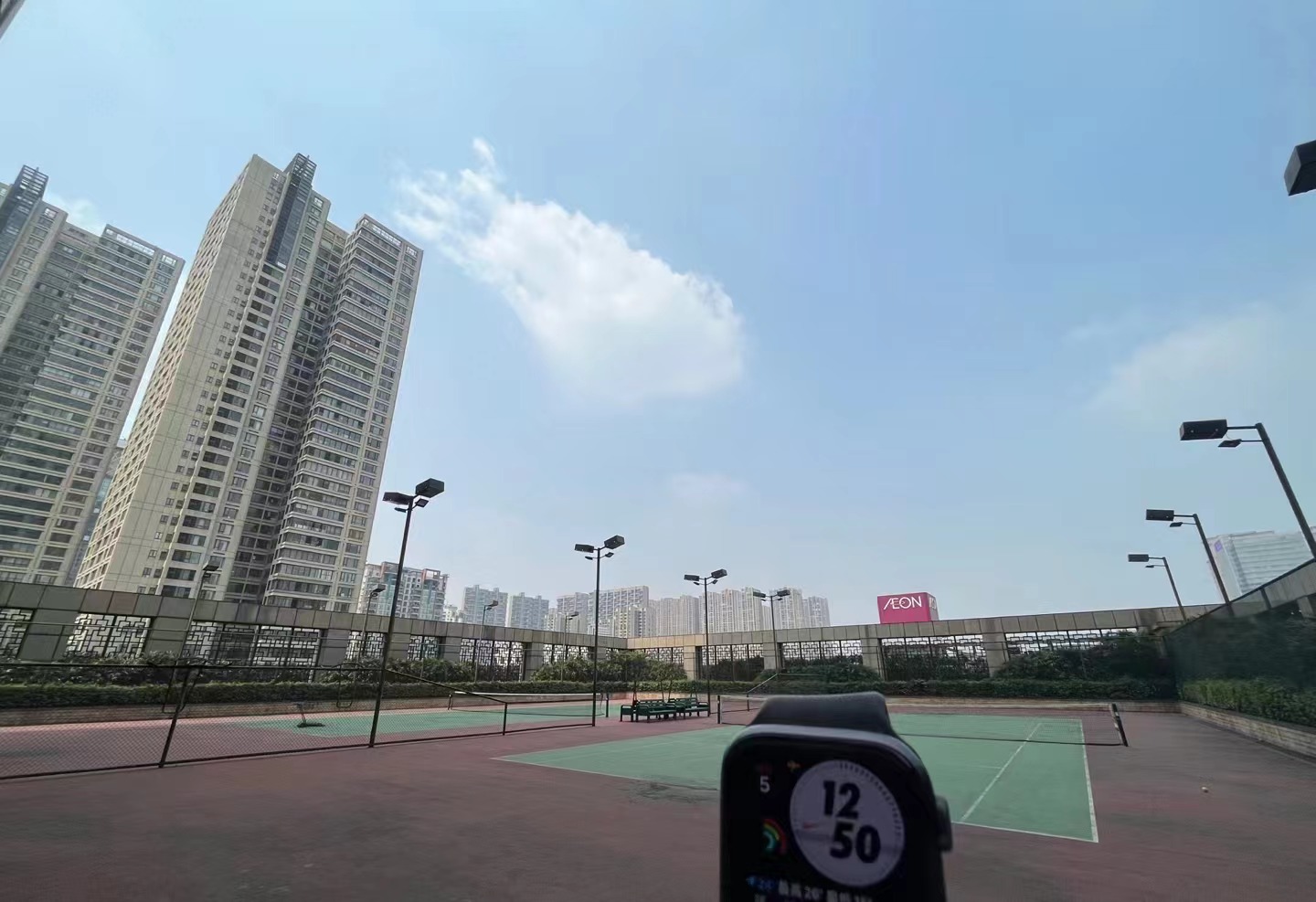 保利洲际酒店网球场位于广东省佛山市南海区灯湖东路20号佛山保利洲际酒店4楼，可在网球地图查看佛山市网球场订场方式。提供室外场、硬地场等场地。参考起价60元/小时起。