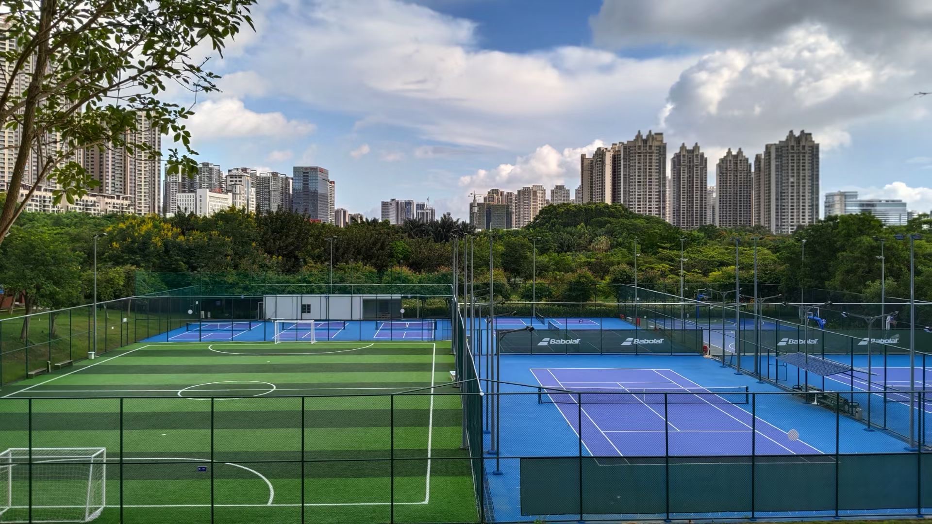 南国球场位于广东省湛江市赤坎区体育南路19号,可在网球地图查看湛江市网球场订场方式。提供室外场、硬地场等场地。场馆设施包括洗手间、饮料售卖、停车方便。参考起价60元/小时起。