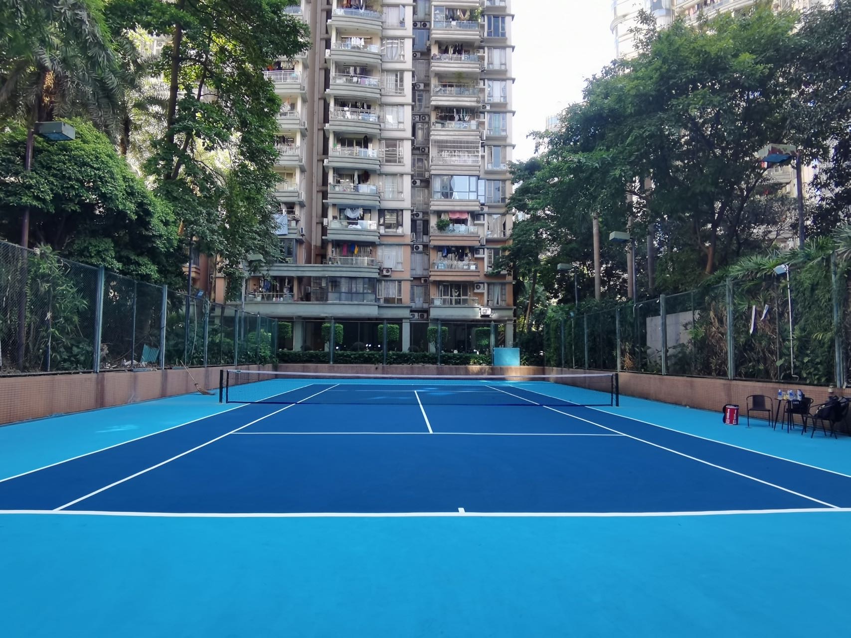 南景园网球场位于广东省广州市海珠区中心南街与中心东街交叉口南80米，可在网球地图查看广州市网球场订场方式。提供室外场、硬地场等场地。场馆设施包括洗手间、停车方便。参考起价60元/小时起。