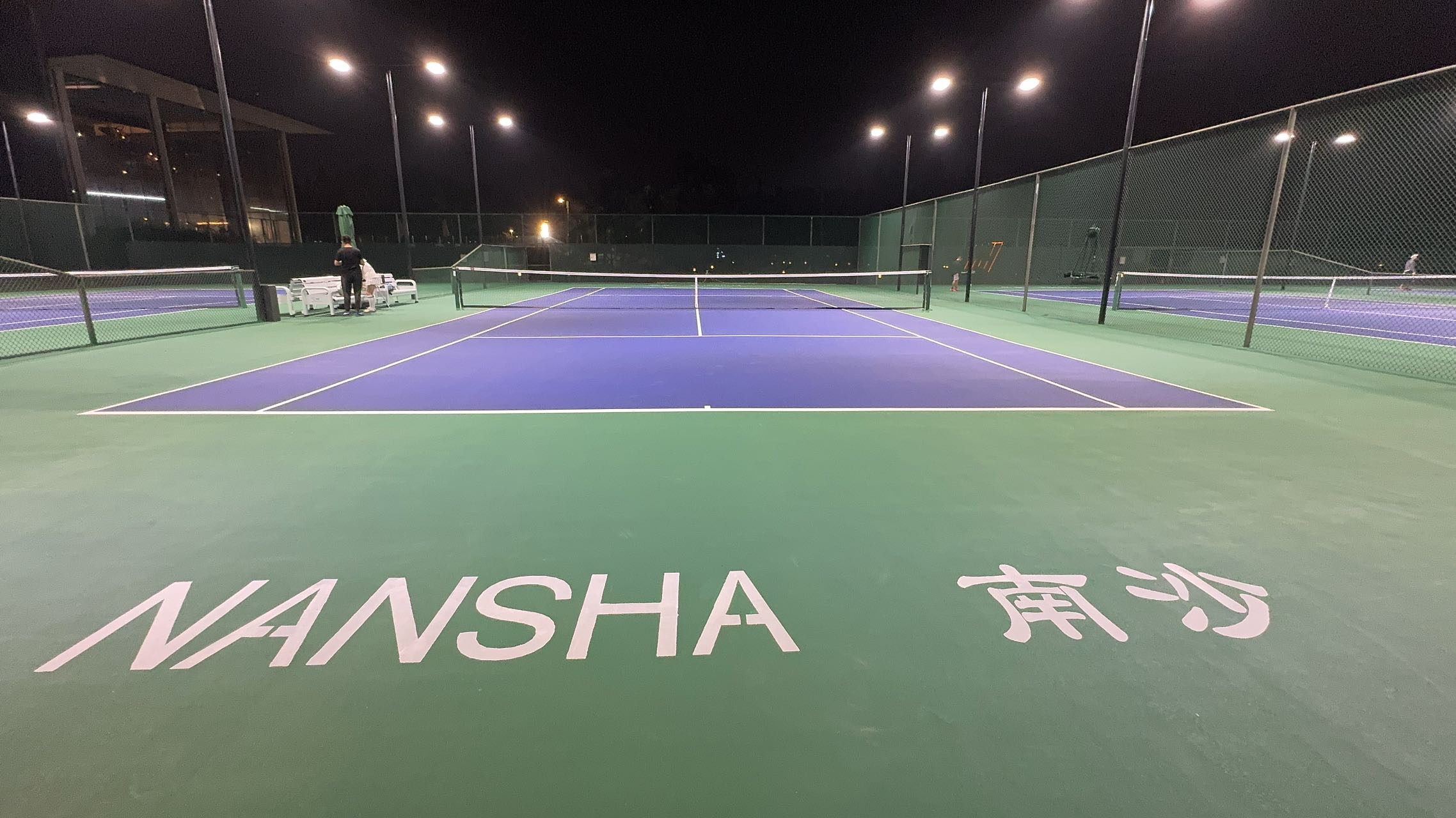南沙湾畔网球中心(南沙大酒店)位于广东省广州市南沙区海滨新城商贸大道南二路1号-111，可在网球地图查看广州市网球场订场方式。提供硬地场、室外场等场地。场馆设施包括饮料售卖、沐浴间、洗手间、停车方便。参考起价80元/小时起。
